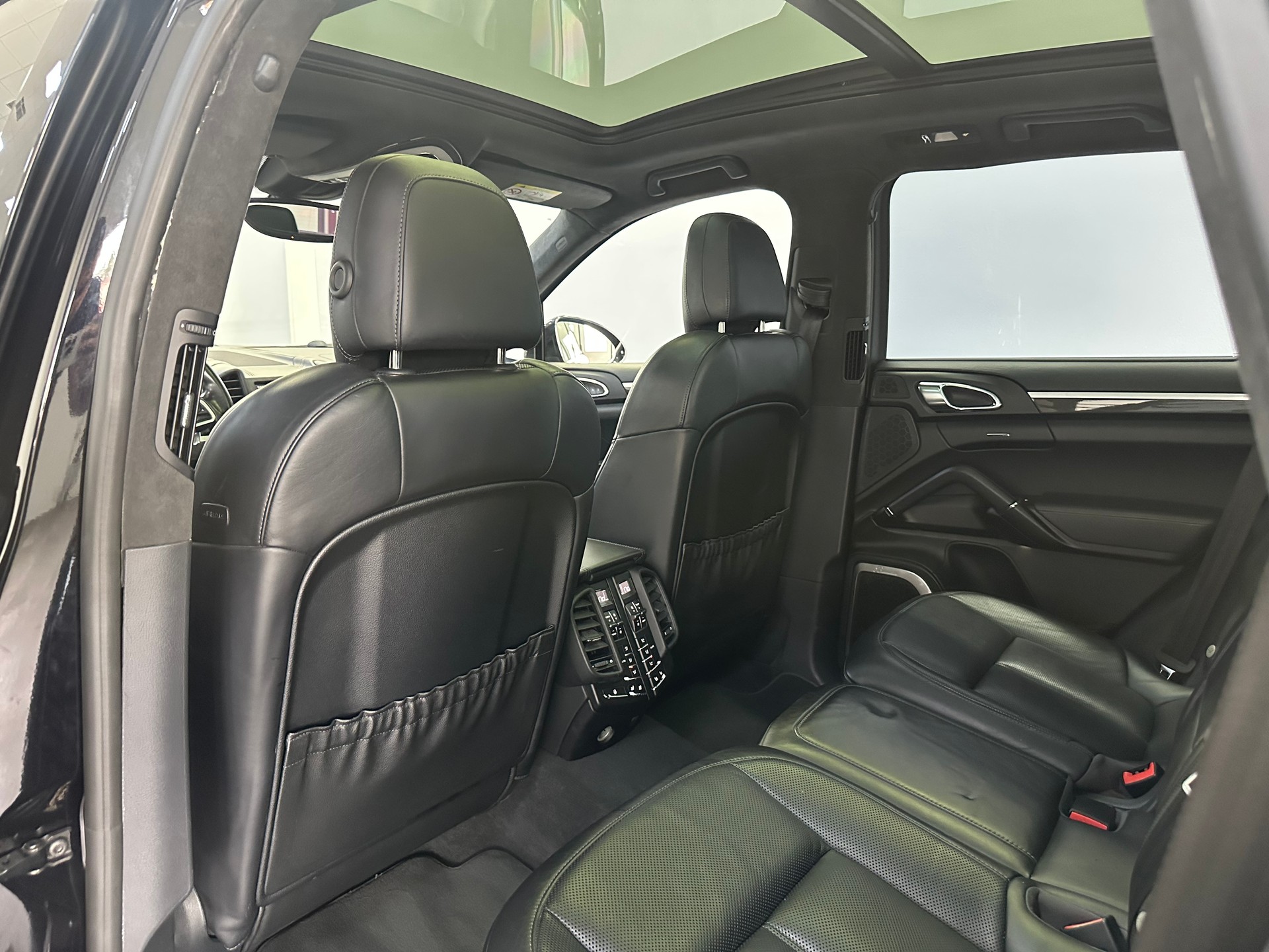 PORSCHE Cayenne Turbo-image-12