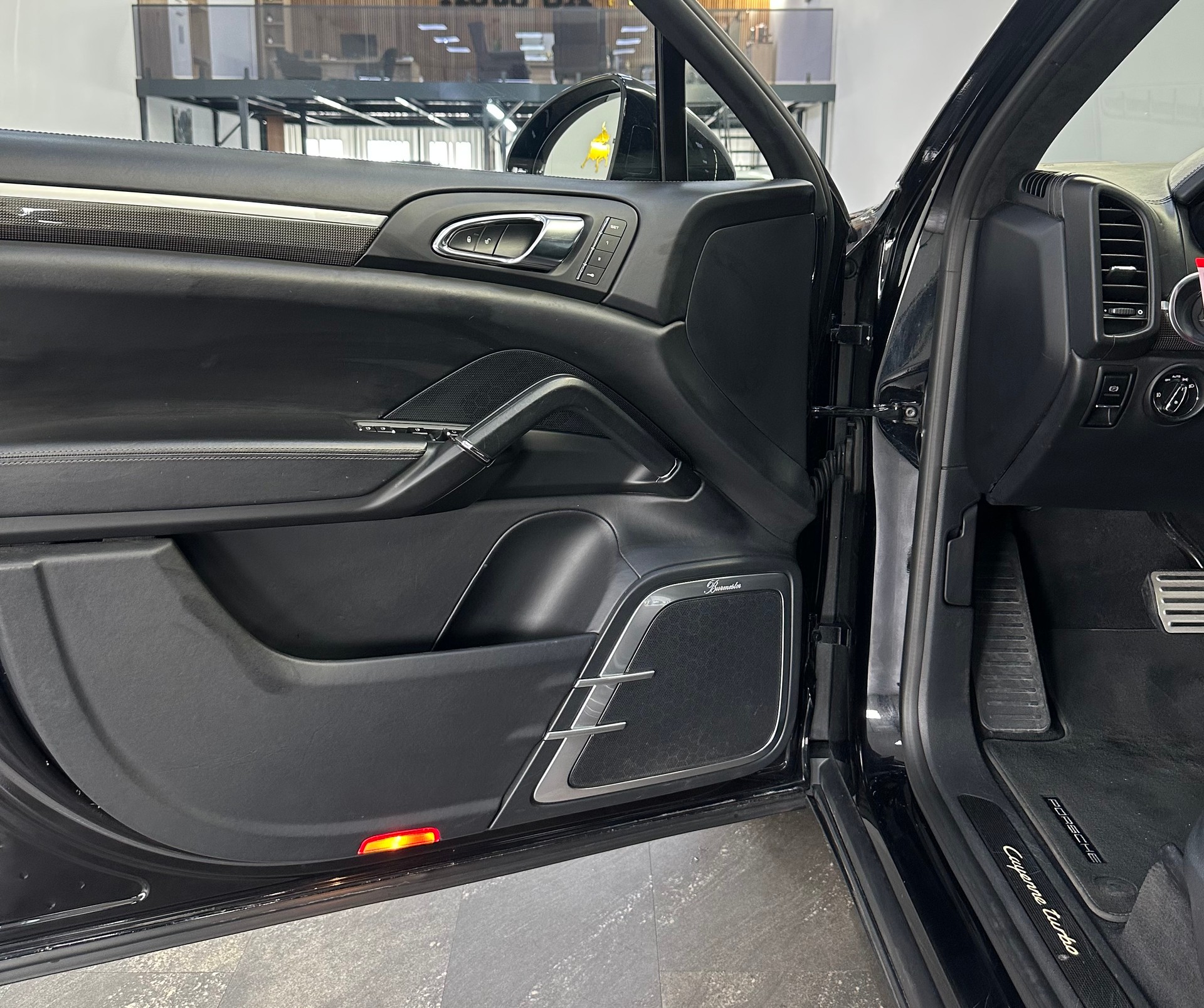 PORSCHE Cayenne Turbo-image-11