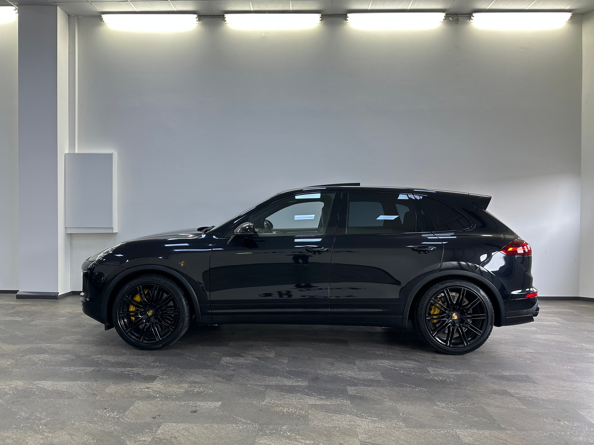 PORSCHE Cayenne Turbo-image-1