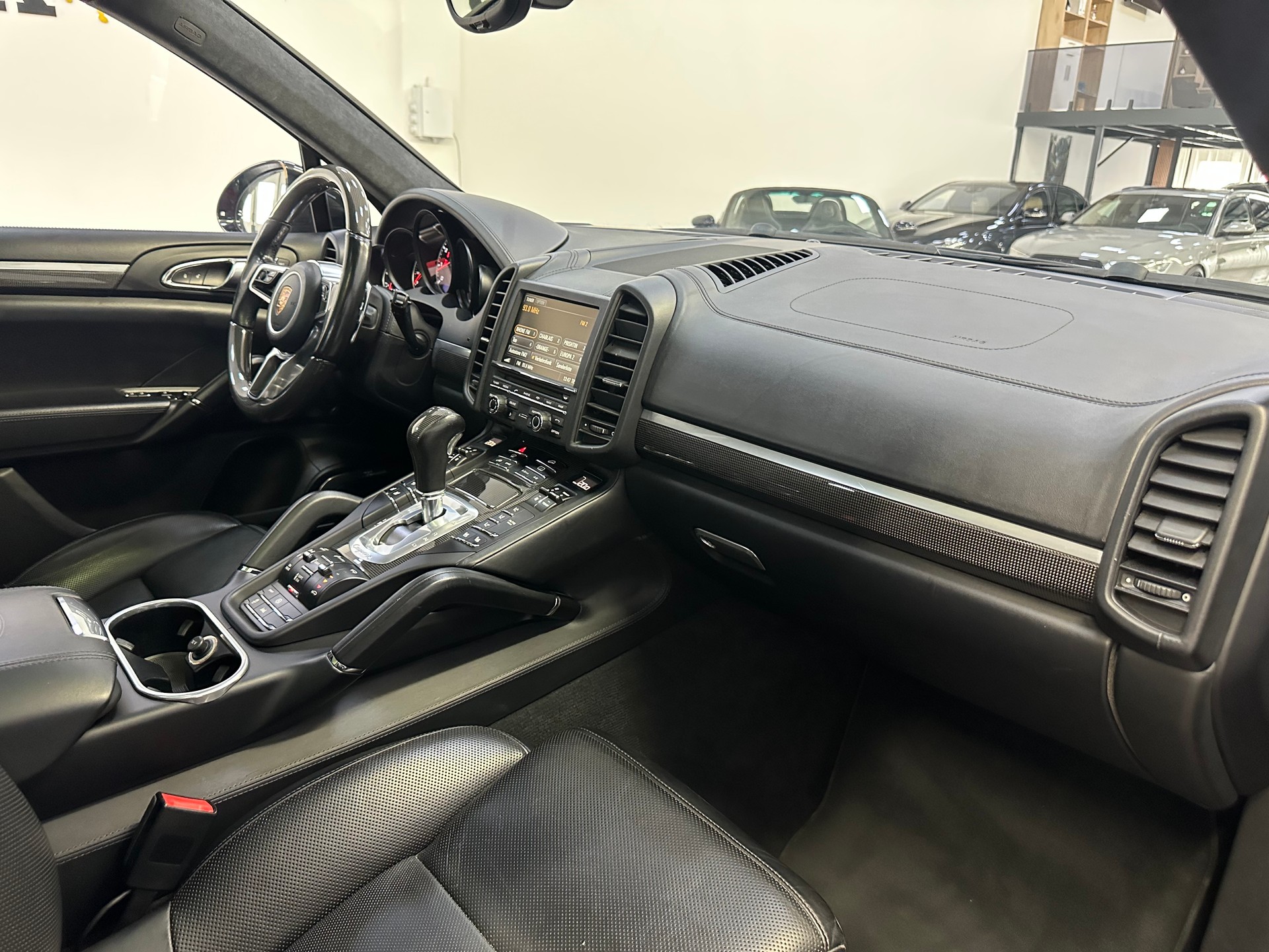 PORSCHE Cayenne Turbo-image-13