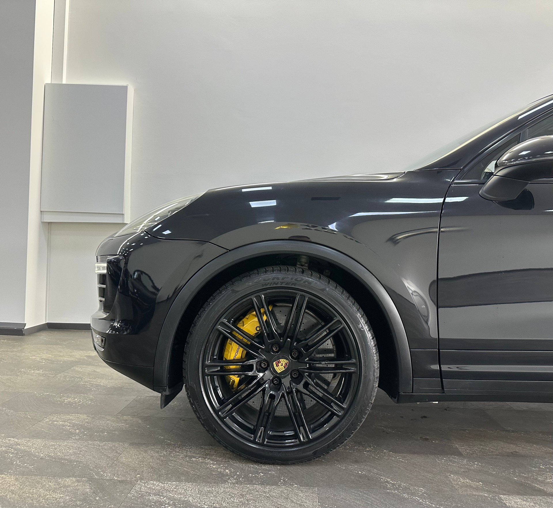 PORSCHE Cayenne Turbo-image-2