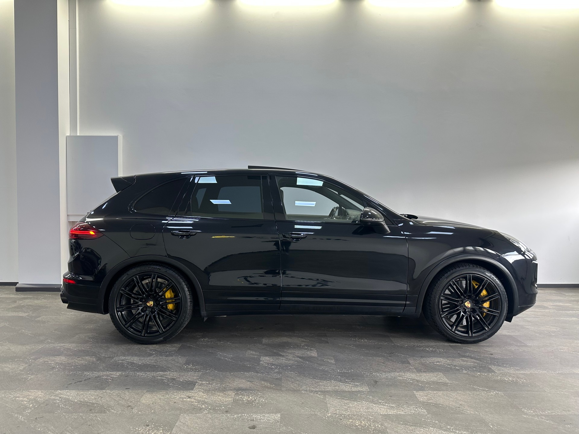 PORSCHE Cayenne Turbo-image-4