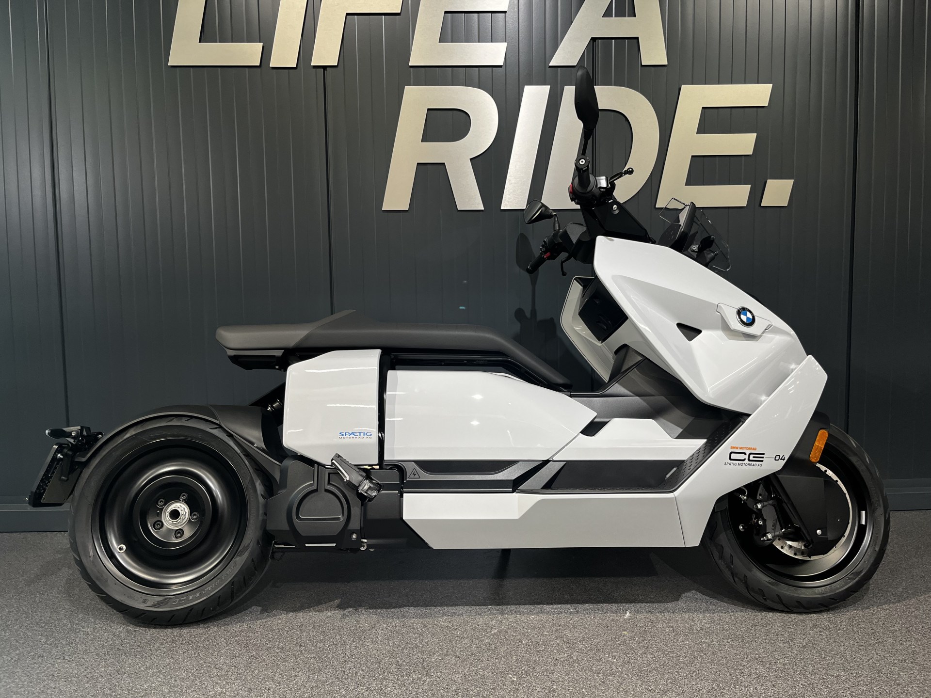 BMW CE 04
