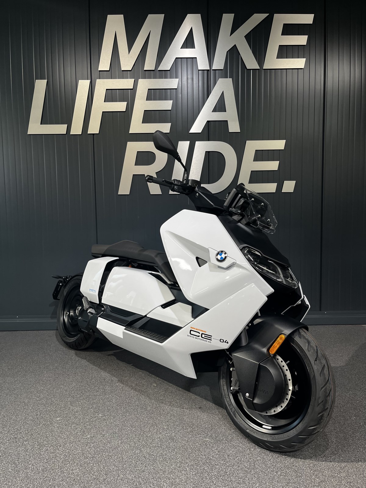 BMW CE 04-showroom-element-1