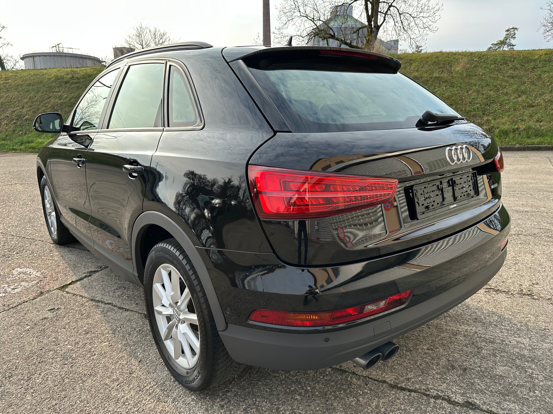 AUDI Q3 2.0 TFSI quattro S-tronic-image-2