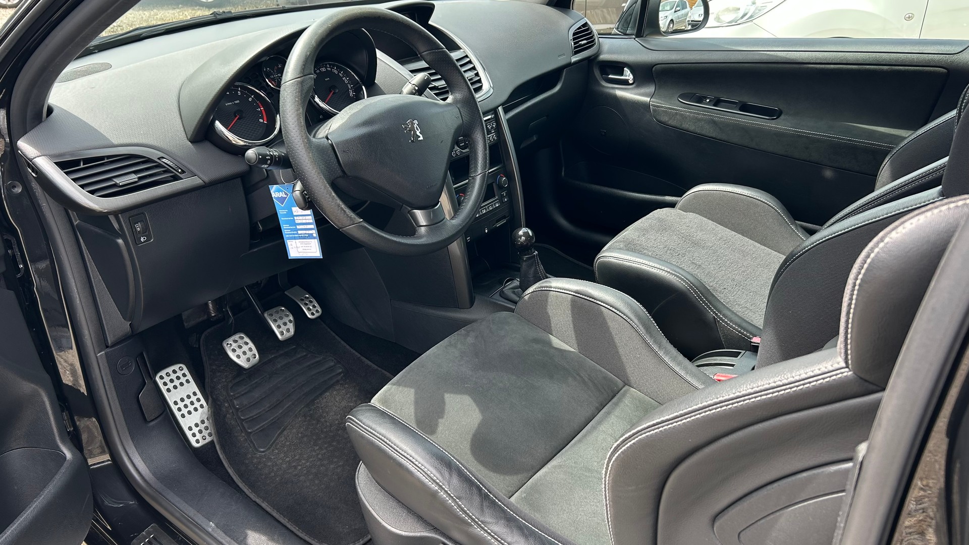 PEUGEOT 207 1.6 16V Turbo GTi-image-4