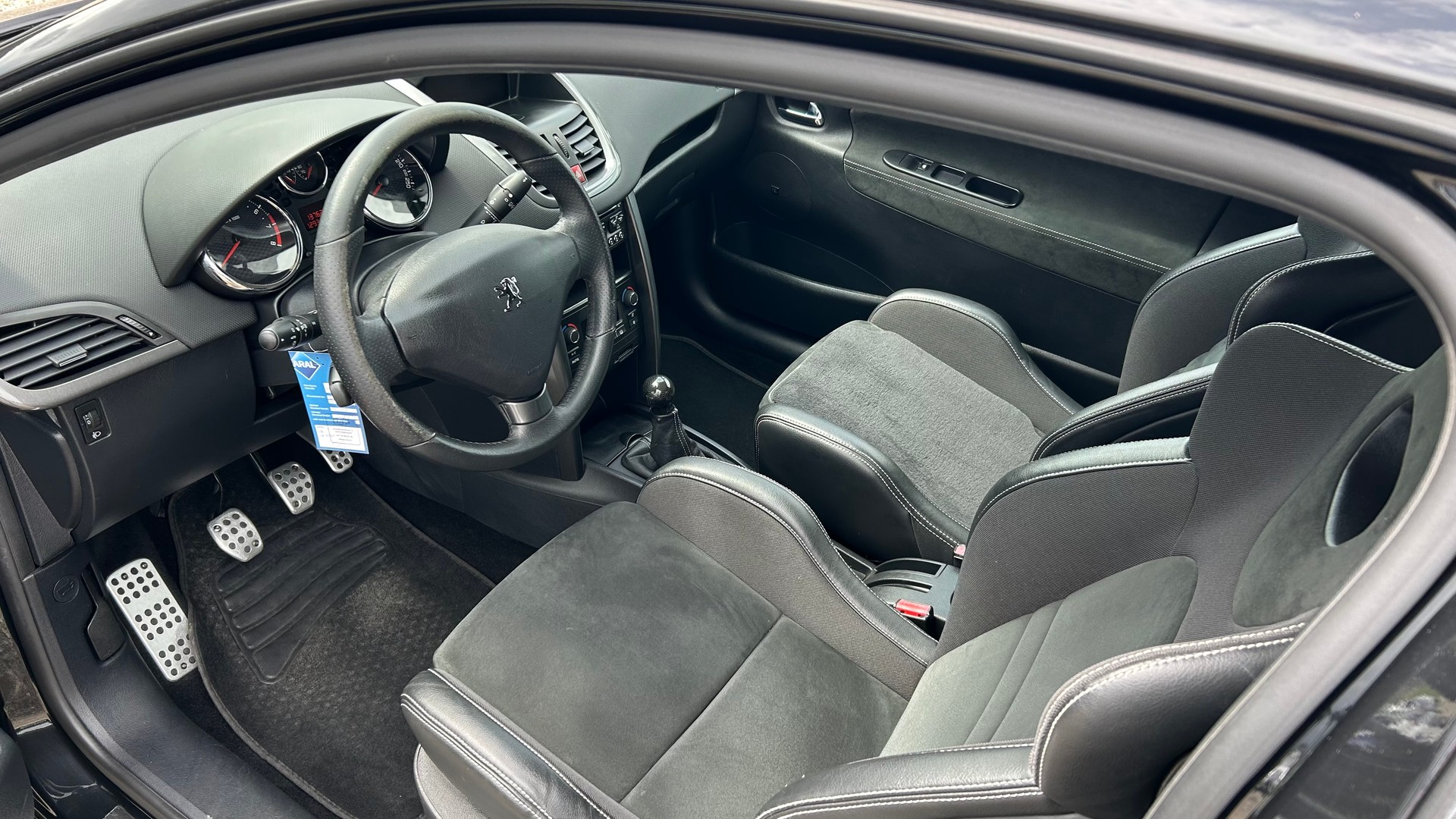 PEUGEOT 207 1.6 16V Turbo GTi-image-1