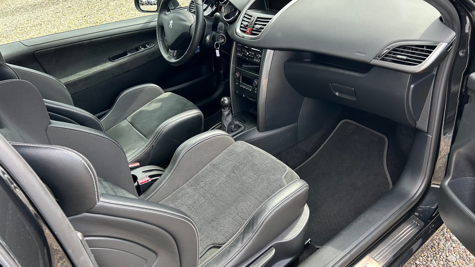 PEUGEOT 207 1.6 16V Turbo GTi-image-22