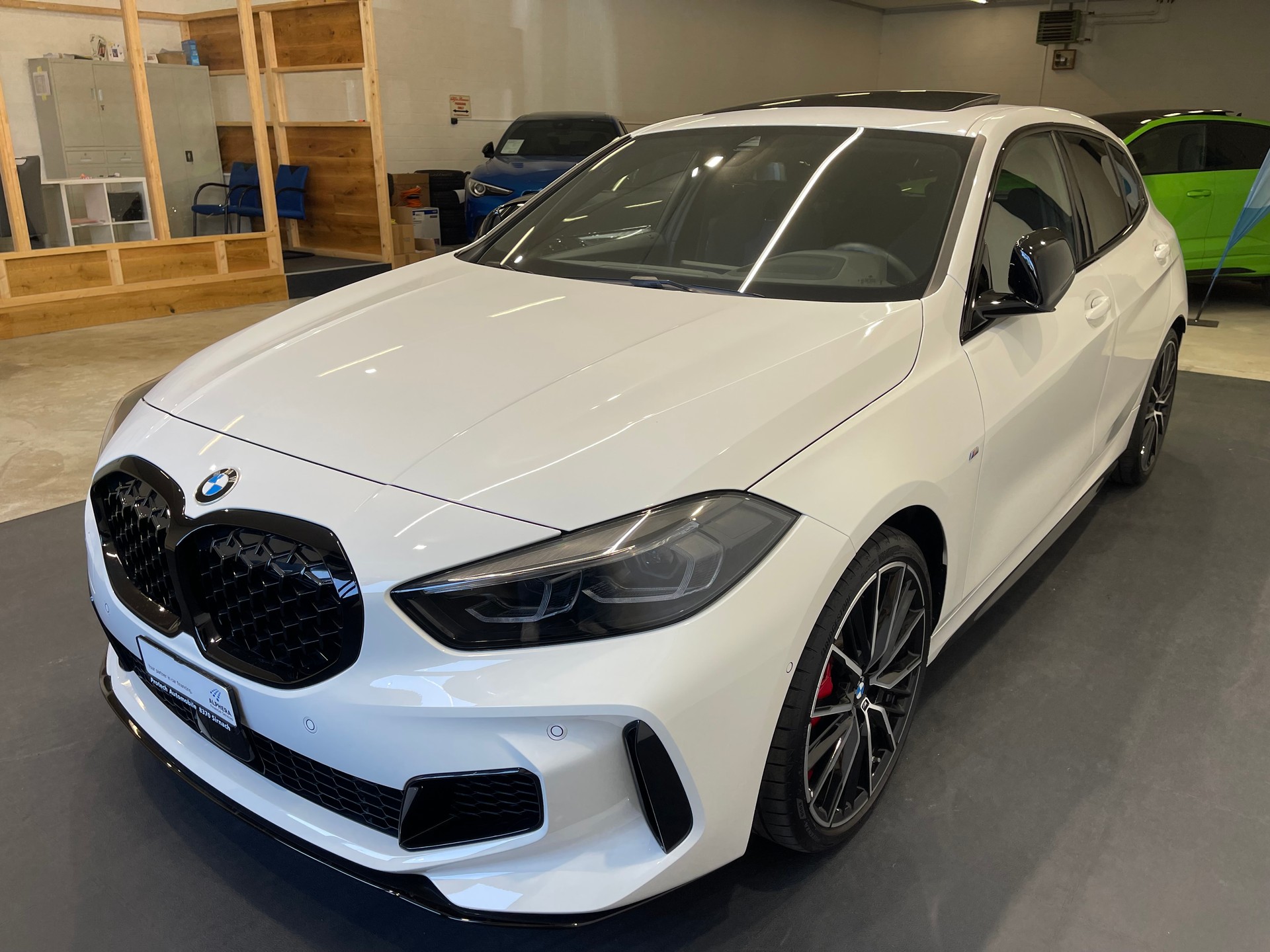 BMW M135i xDrive M Sport Pro Steptronic *4 JAHRE GARANTIE*-showroom-element-2