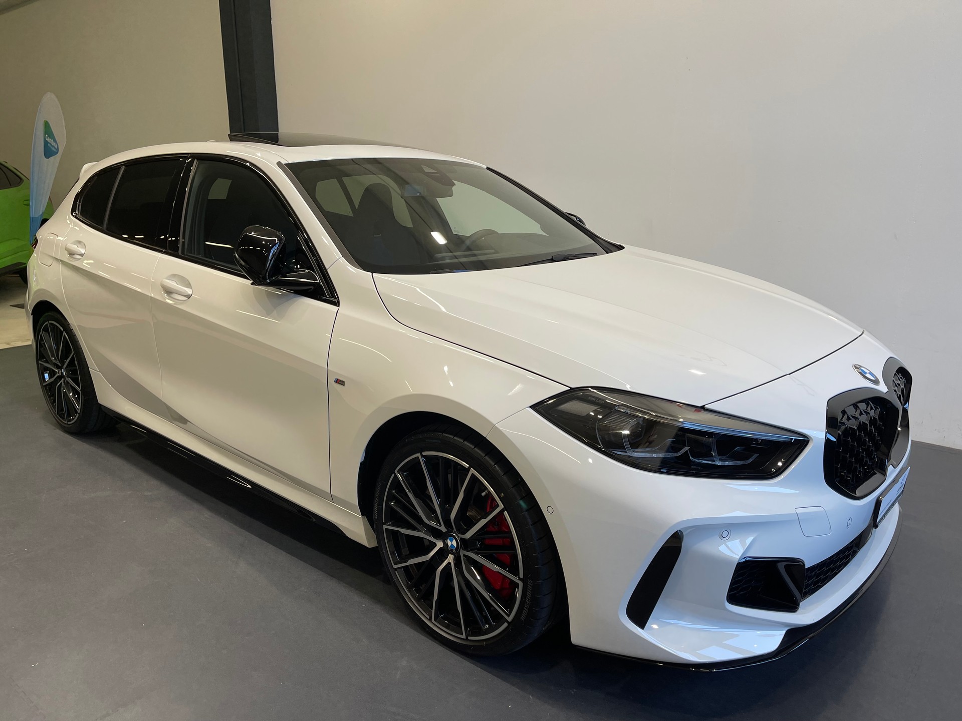 BMW M135i xDrive M Sport Pro Steptronic *4 JAHRE GARANTIE*-showroom-element-3