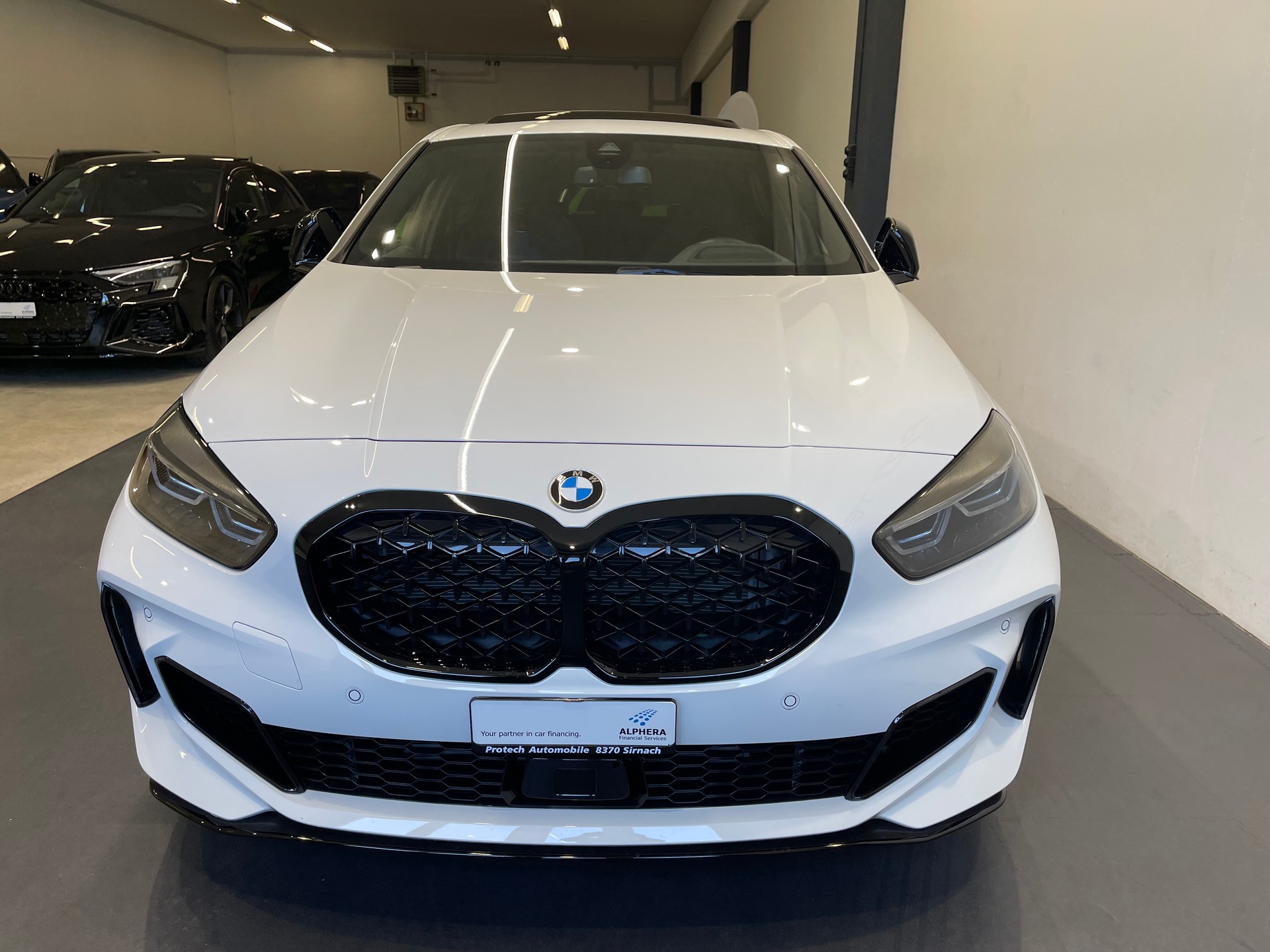 BMW M135i xDrive M Sport Pro Steptronic *4 JAHRE GARANTIE*-showroom-element-1