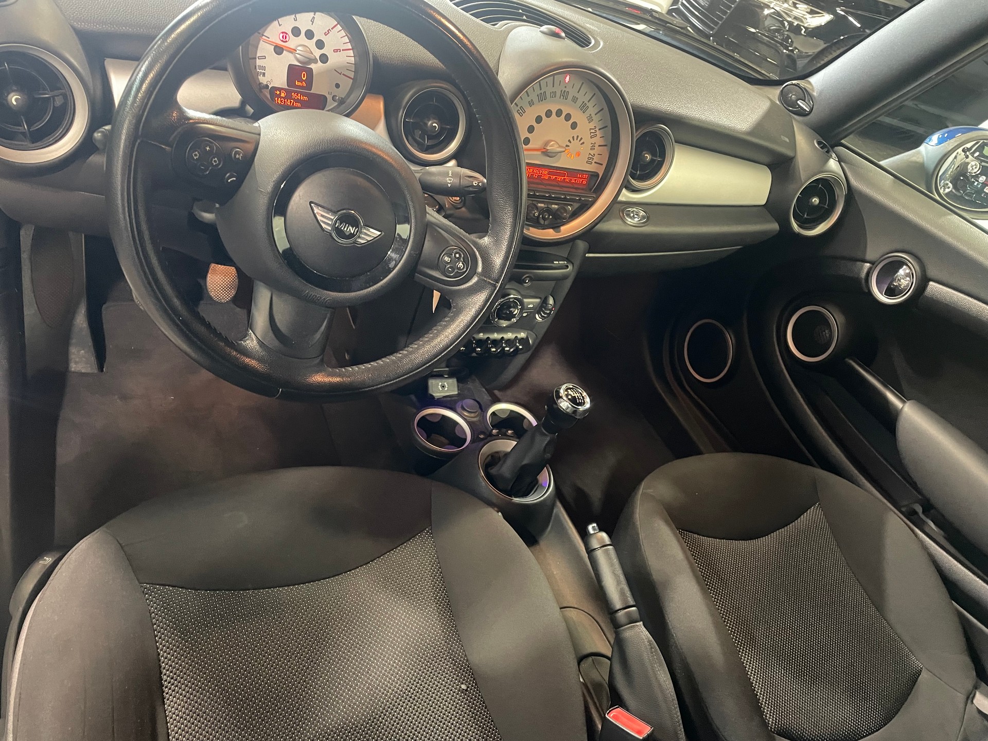 MINI Cooper D Cabriolet-image-6