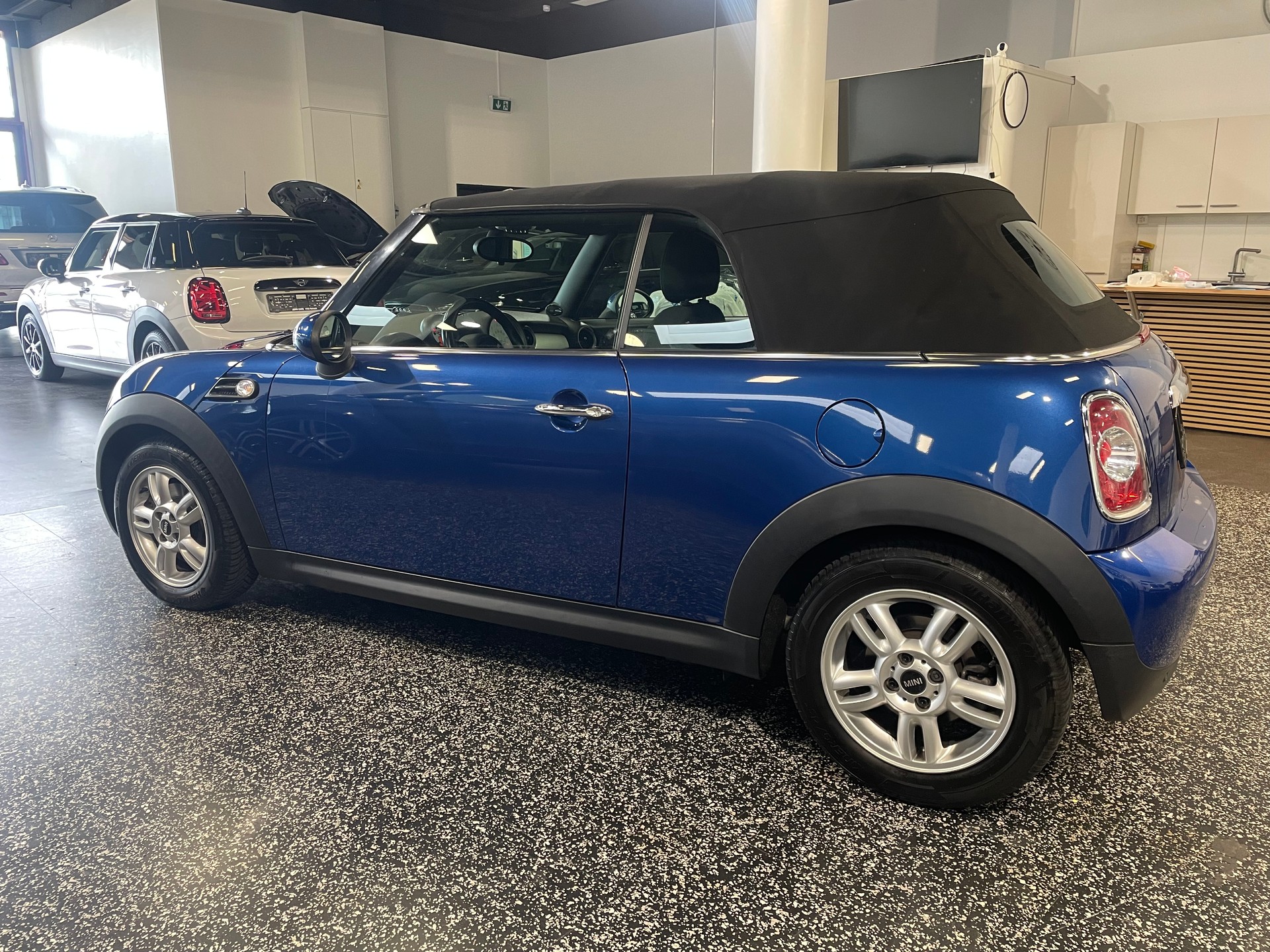 MINI Cooper D Cabriolet-image-1