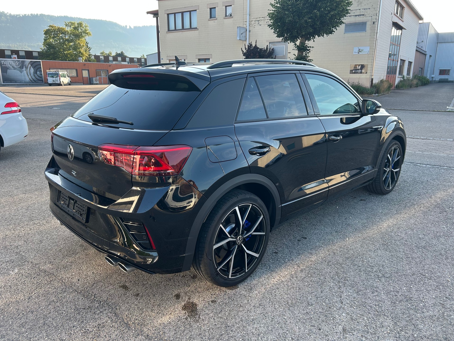 VW T-Roc 2.0 TSI R DSG 4Motion-image-4
