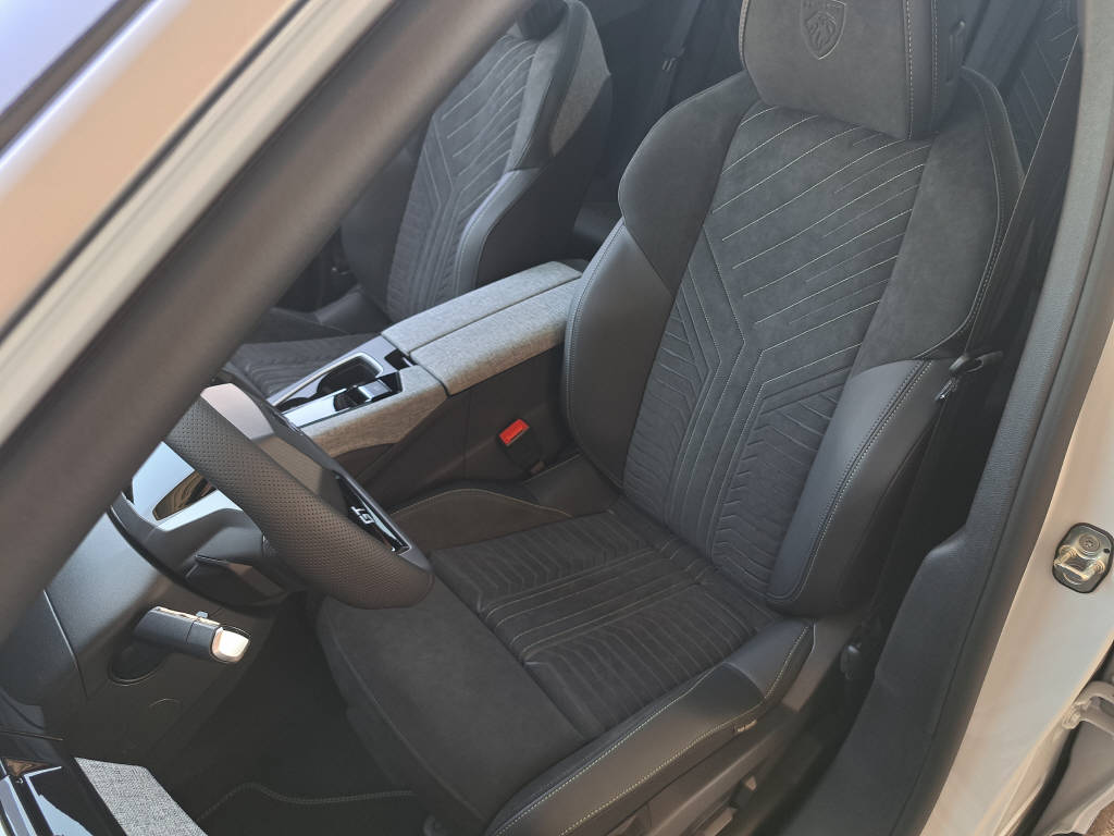 PEUGEOT 3008 e-Launch Edition AWD 325cv (8 ans de garantie)-image-8