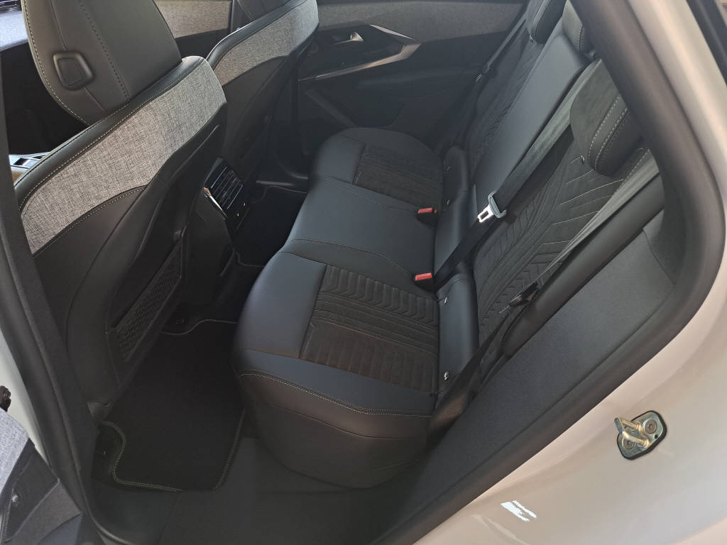 PEUGEOT 3008 e-Launch Edition AWD 325cv (8 ans de garantie)-image-9