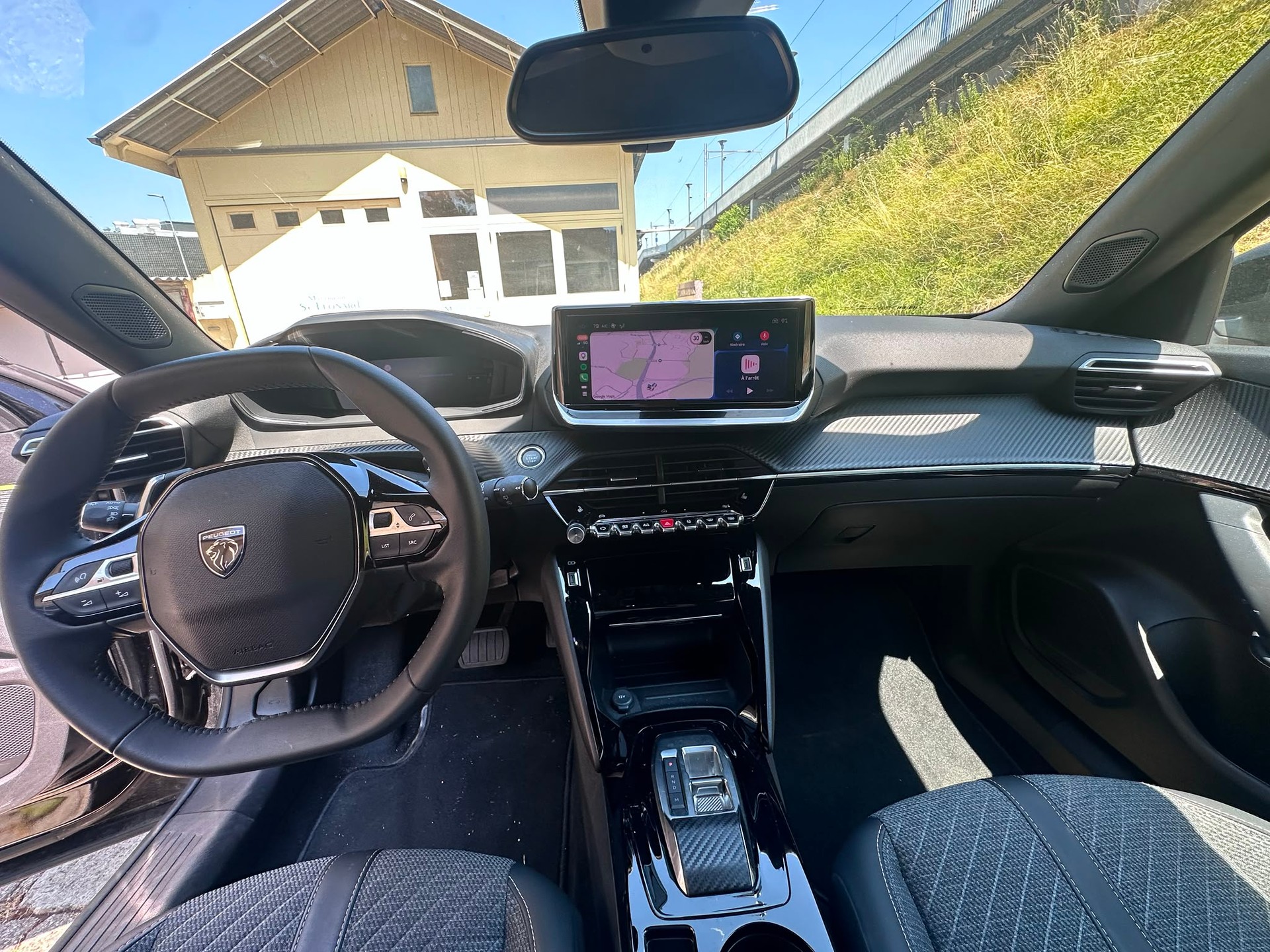 PEUGEOT 2008 1.2 PureTech Allure EAT8-image-6