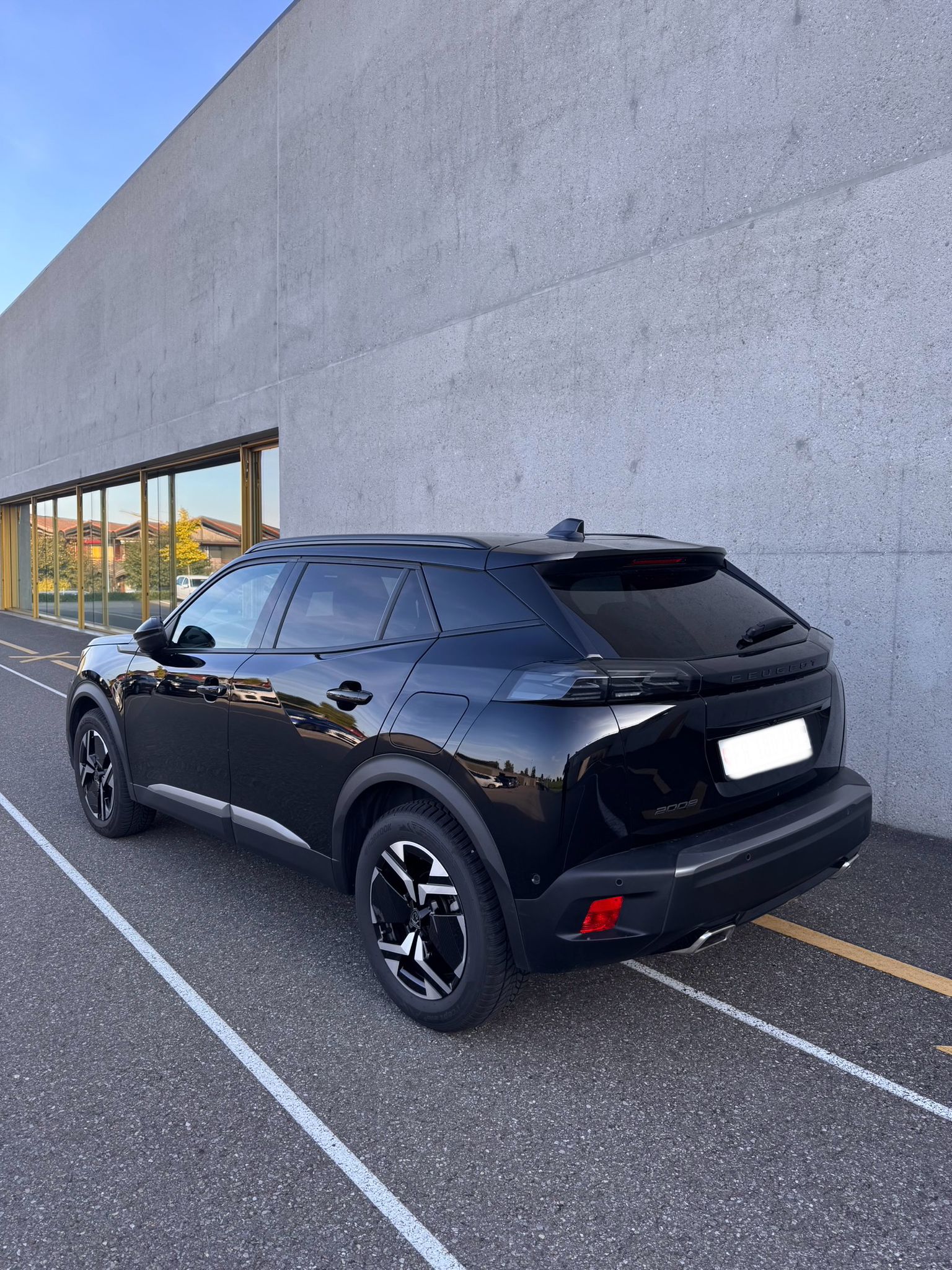 PEUGEOT 2008 1.2 PureTech Allure EAT8-image-3