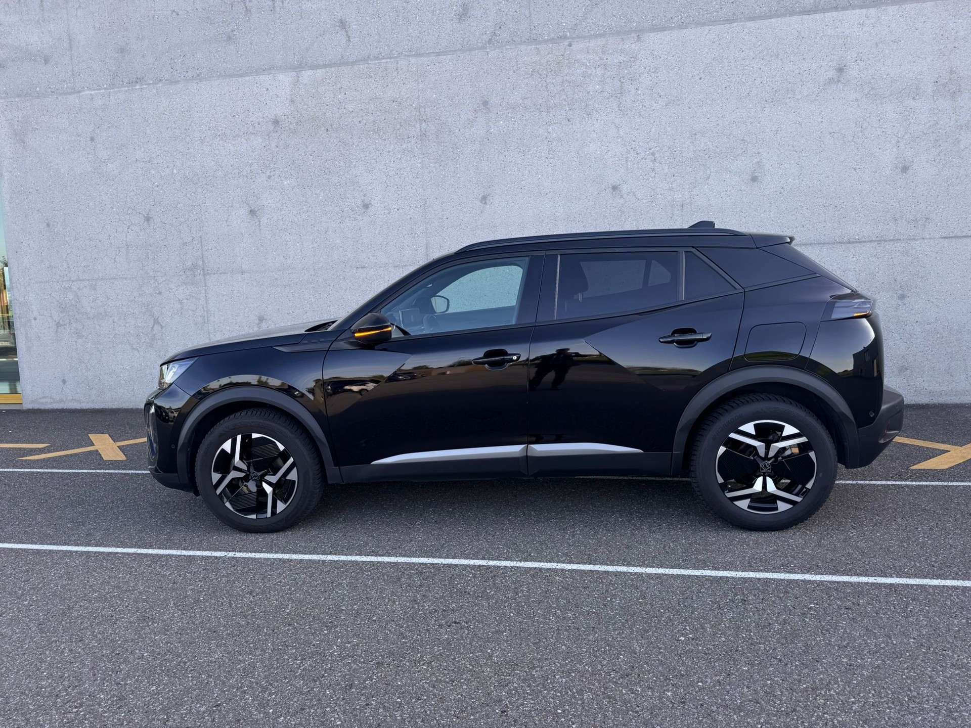 PEUGEOT 2008 1.2 PureTech Allure EAT8-image-4