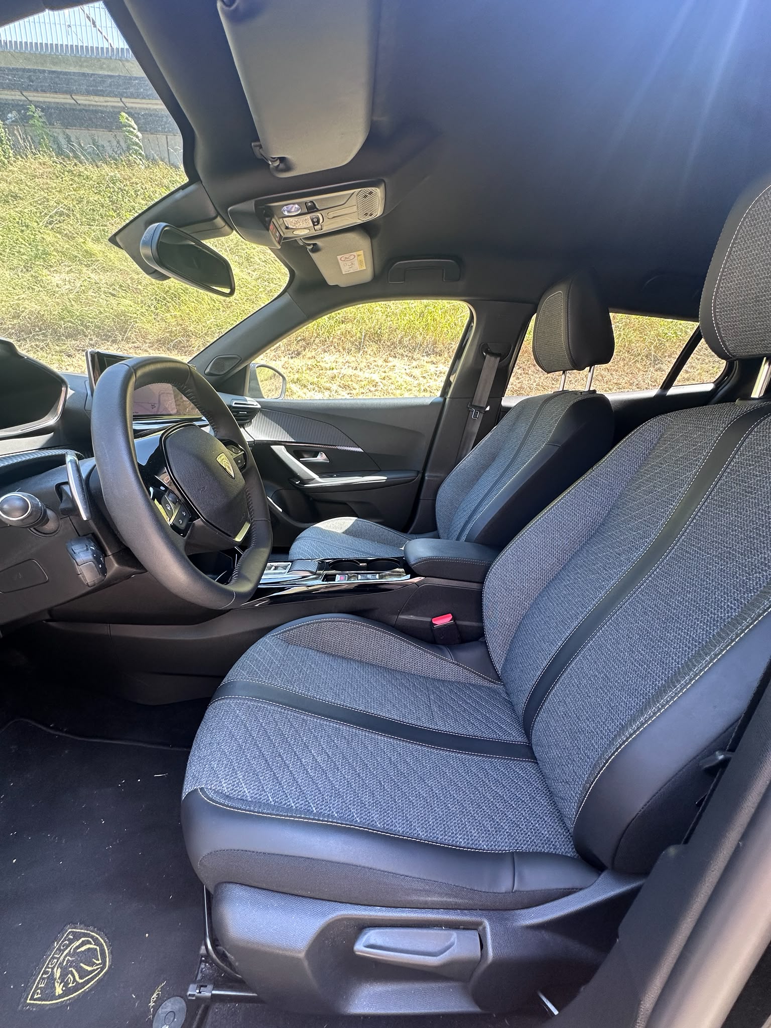 PEUGEOT 2008 1.2 PureTech Allure EAT8-image-8
