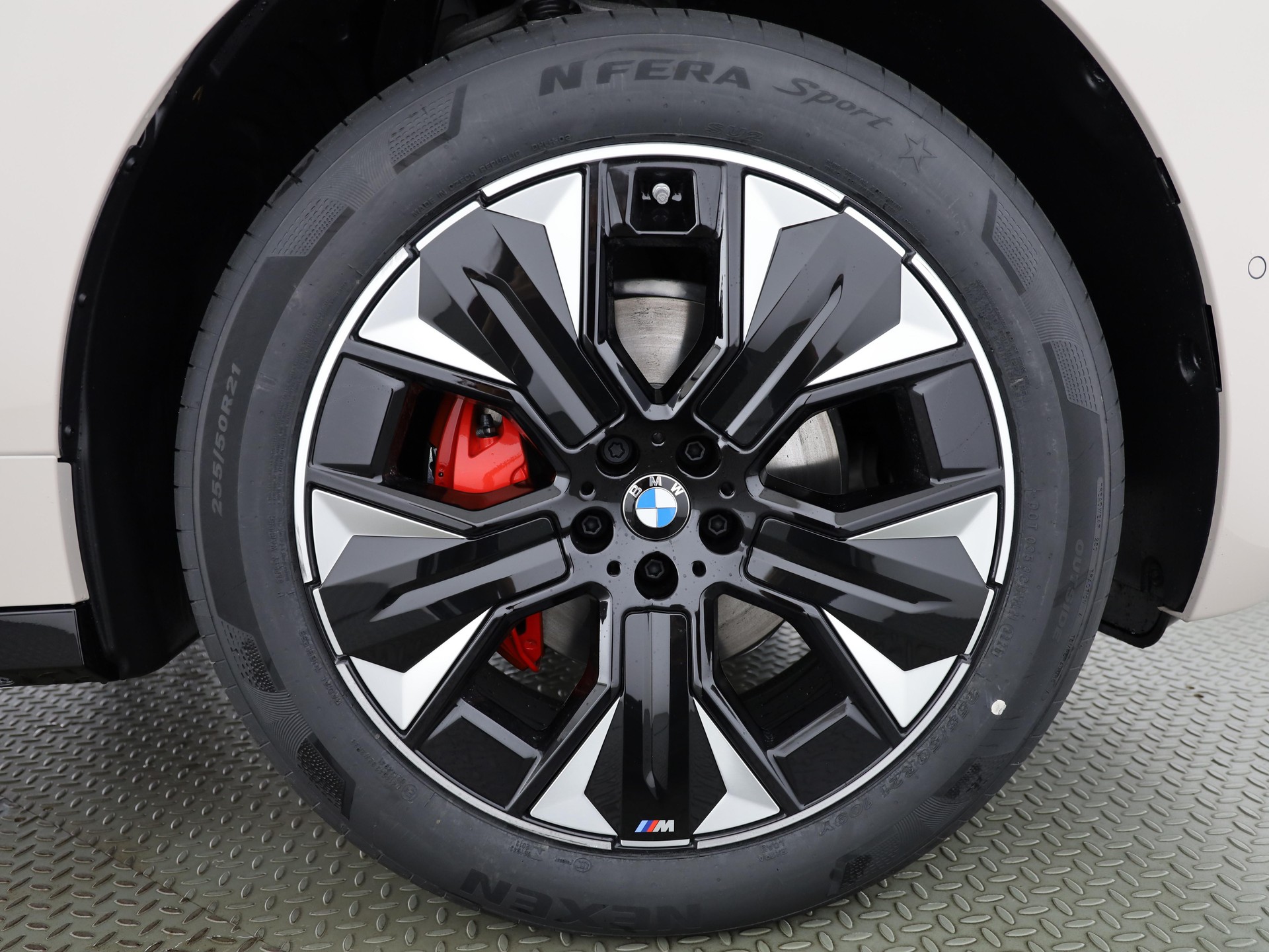 BMW iX xDrive60-image-6
