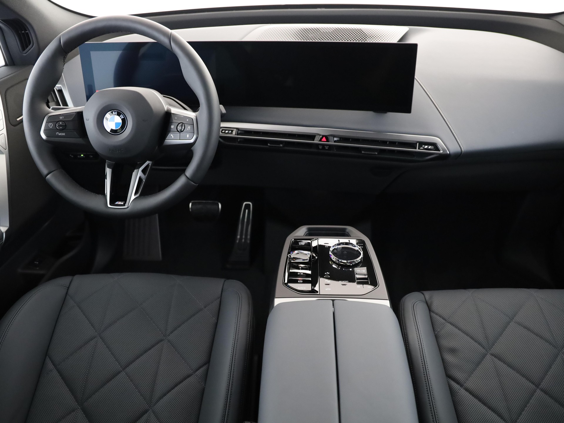 BMW iX xDrive60-image-4