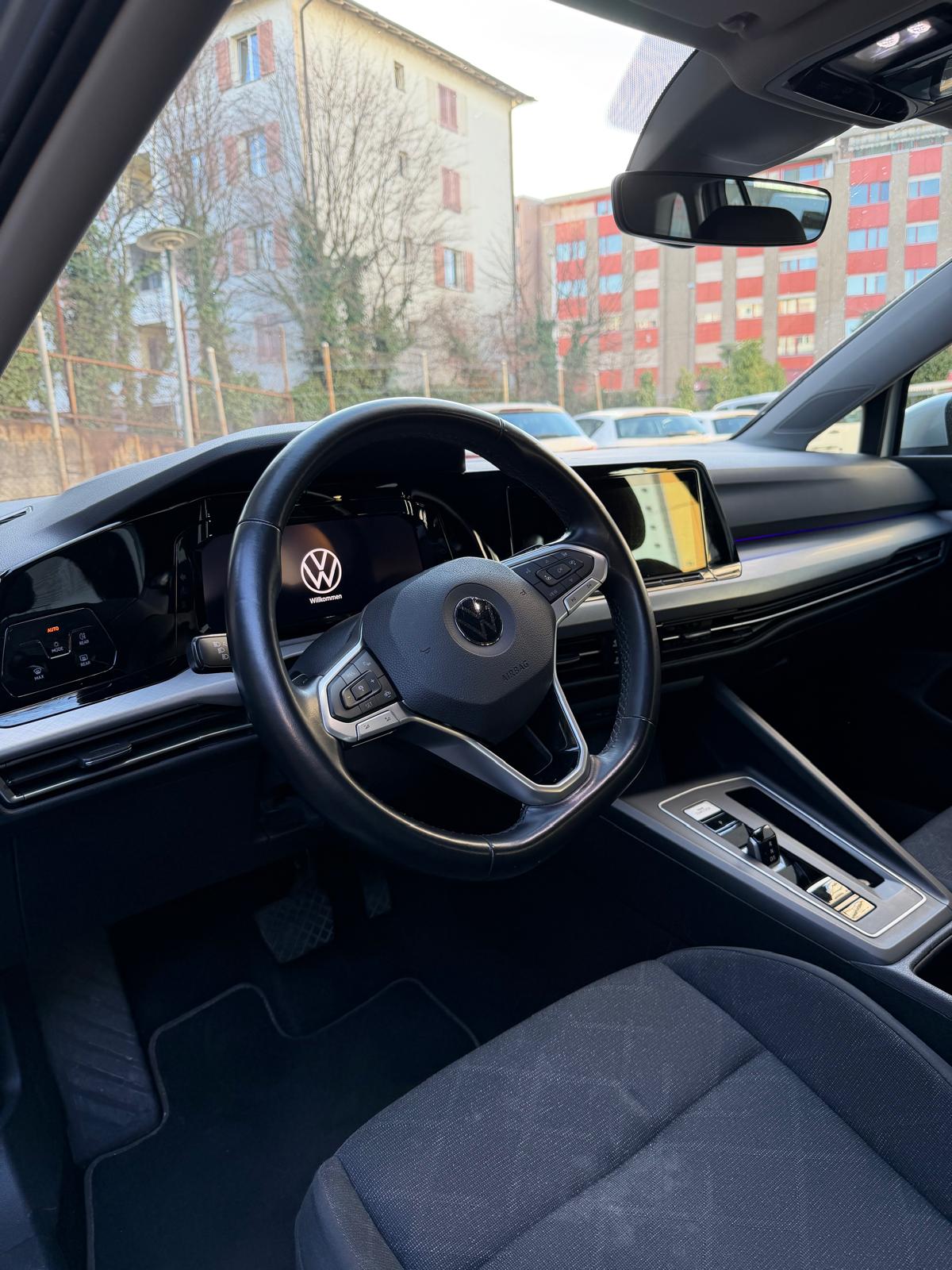 VW Golf Variant 1.0 eTSI mHEV Life DSG-image-3