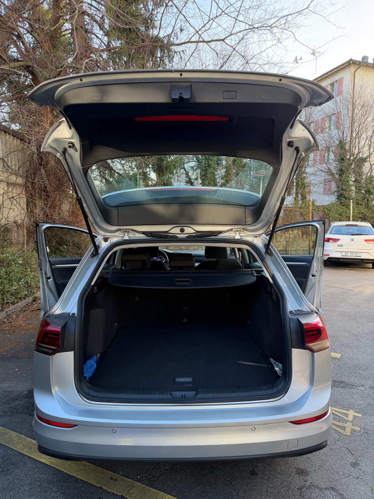 VW Golf Variant 1.0 eTSI mHEV Life DSG-image-2