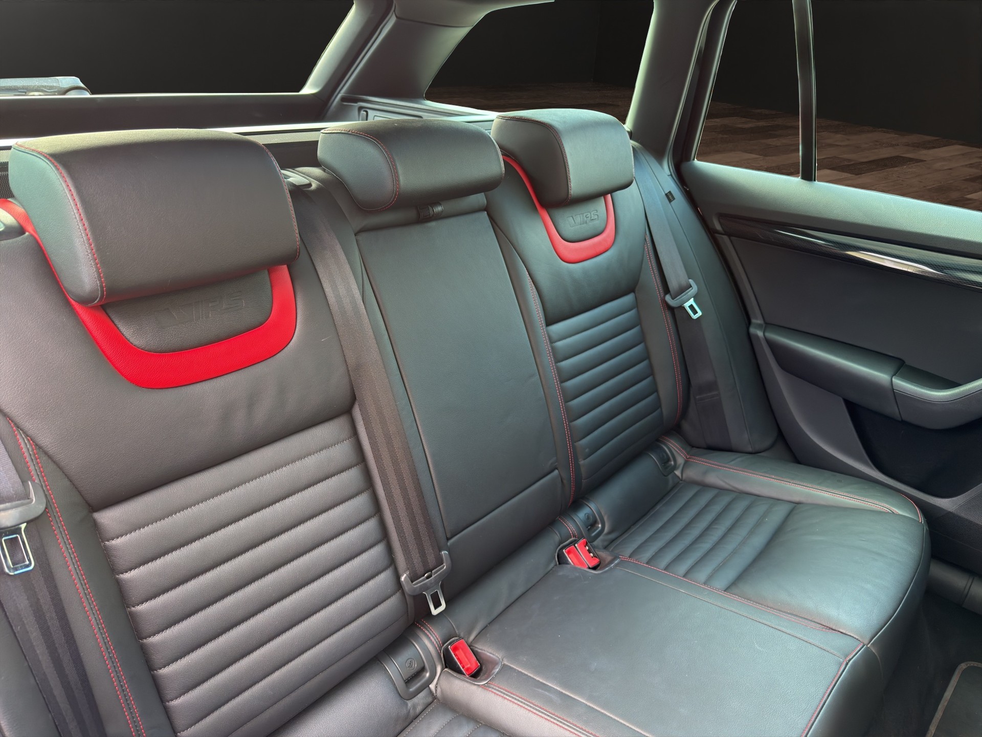 SKODA Octavia Combi 2.0 TDI RS CHALLENGE DSG-image-12