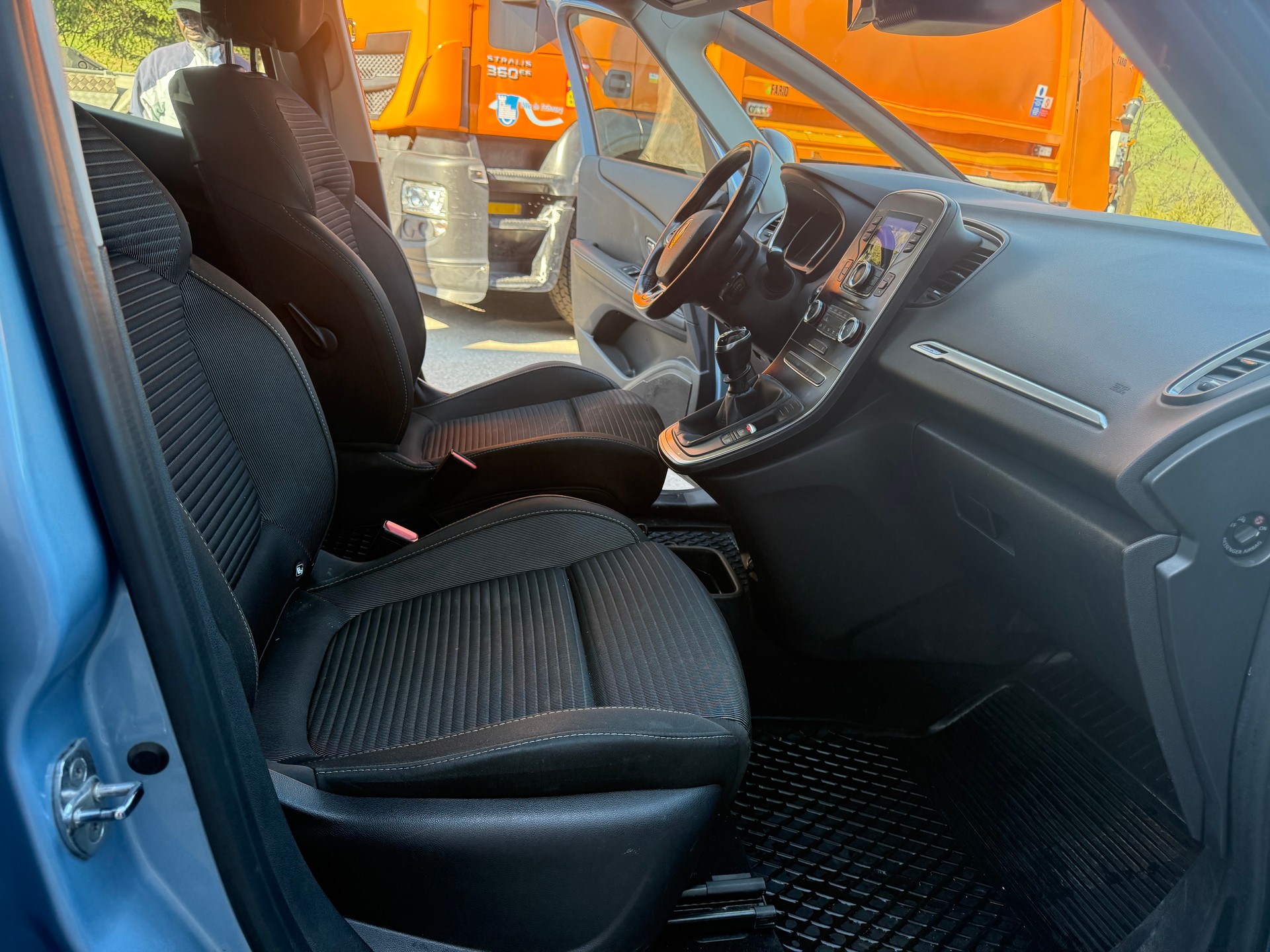 RENAULT Scénic 1.2 16V Turbo Zen-image-14