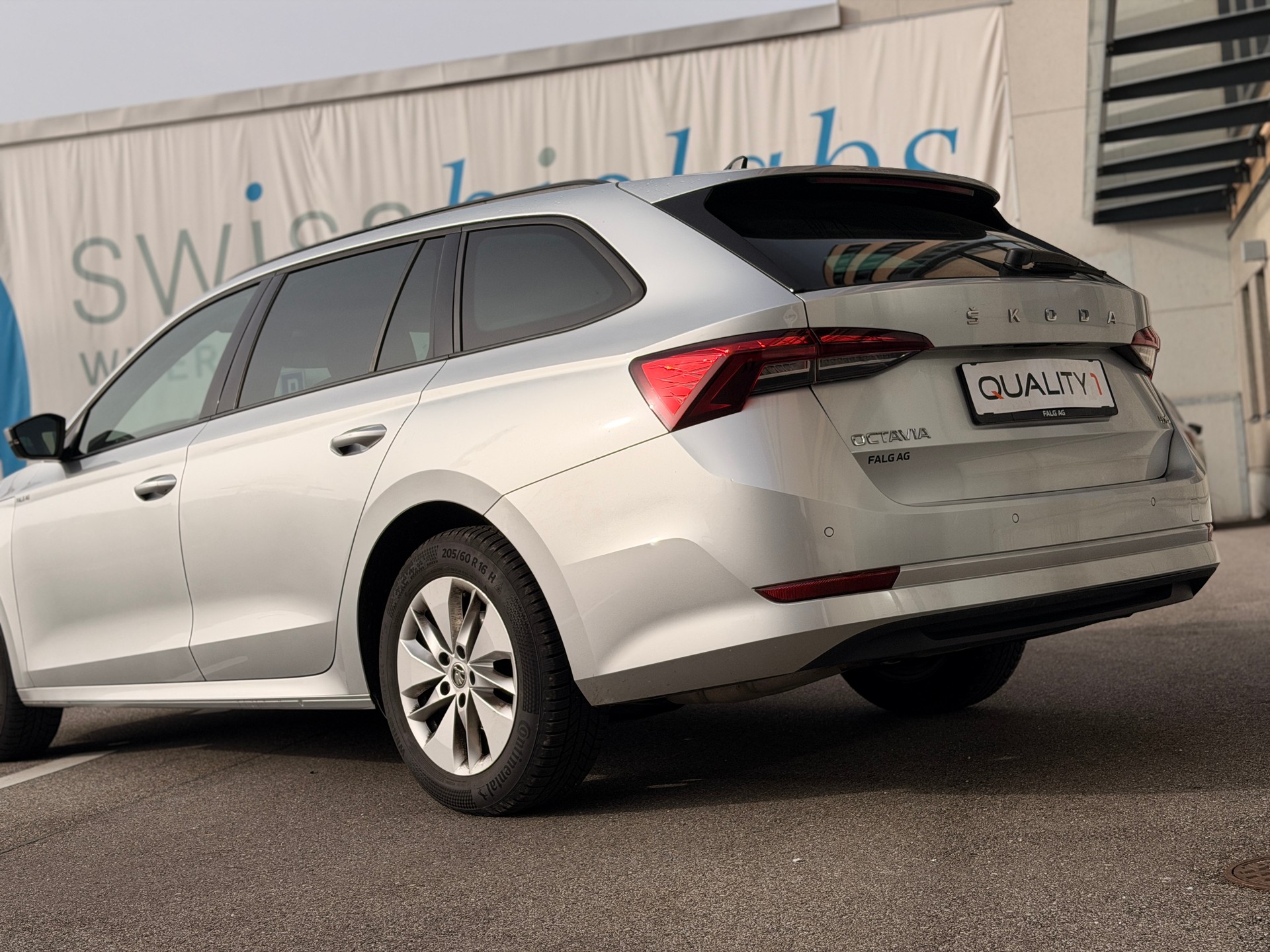 SKODA Octavia Combi 2.0 TDI DSG Ambition 4x4-image-9
