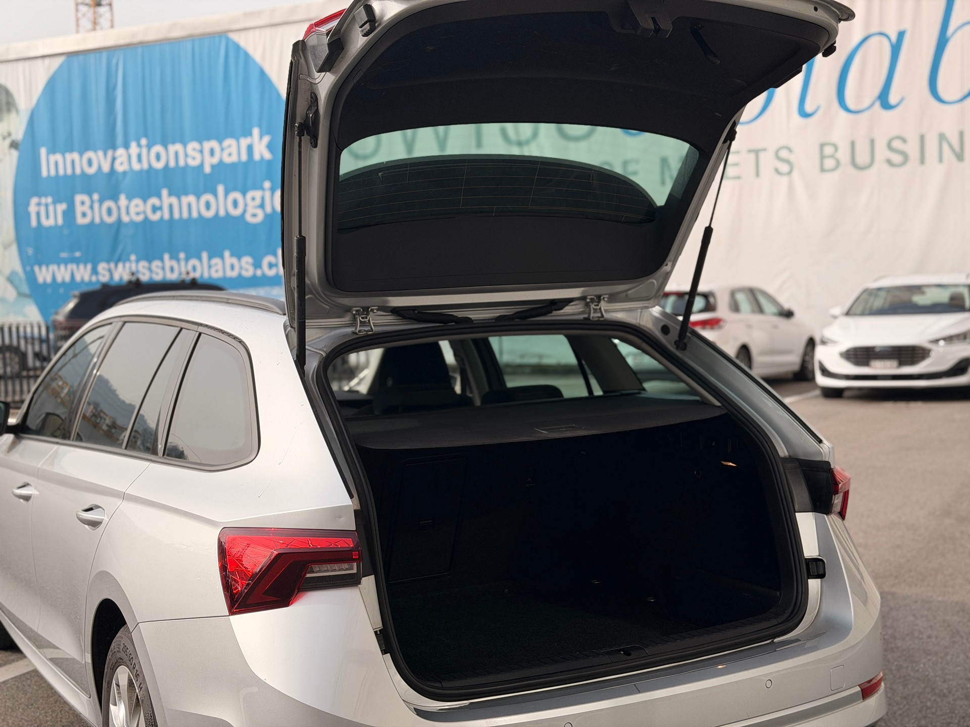 SKODA Octavia Combi 2.0 TDI DSG Ambition 4x4-image-18