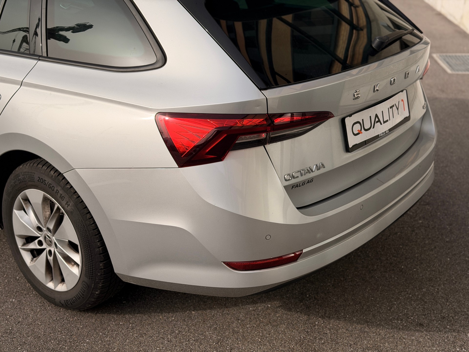 SKODA Octavia Combi 2.0 TDI DSG Ambition 4x4-image-10