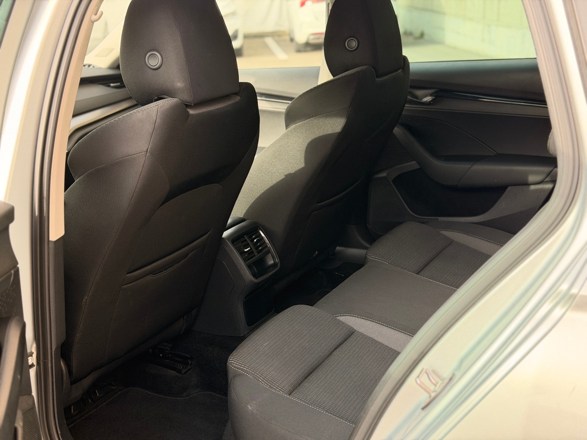 SKODA Octavia Combi 2.0 TDI DSG Ambition 4x4-image-15
