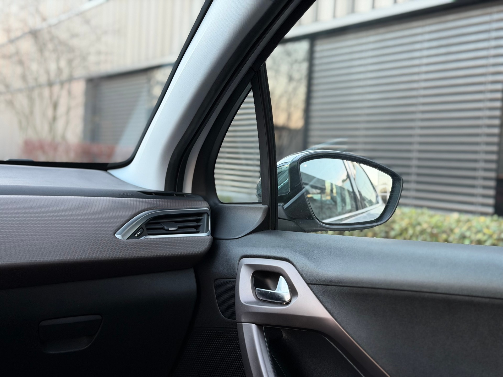 PEUGEOT 2008 1.6 e-HDi Allure EGS6-image-9