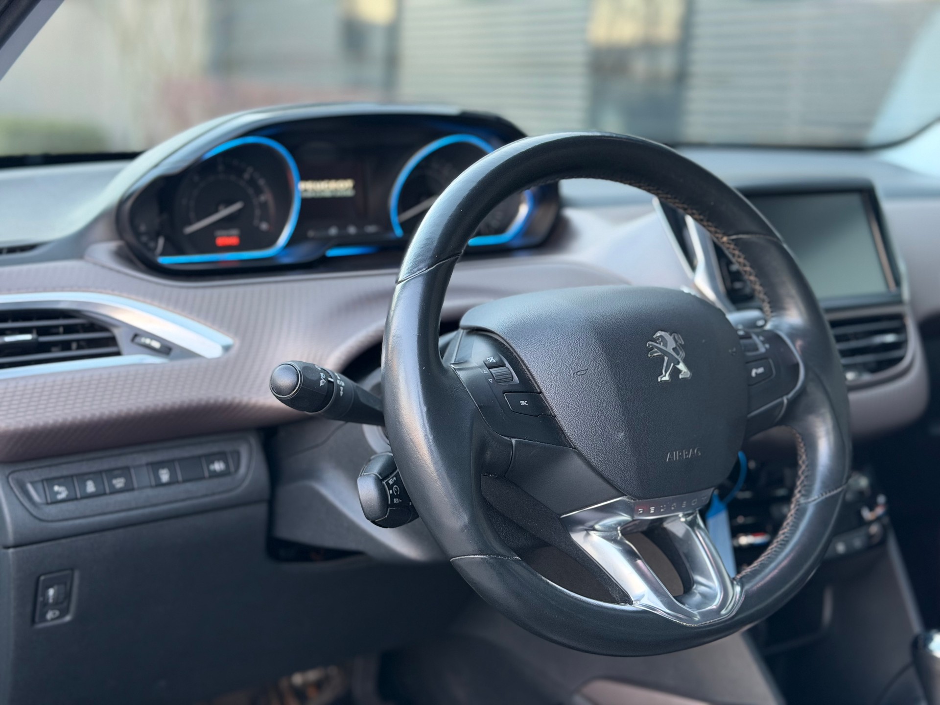 PEUGEOT 2008 1.6 e-HDi Allure EGS6-image-12