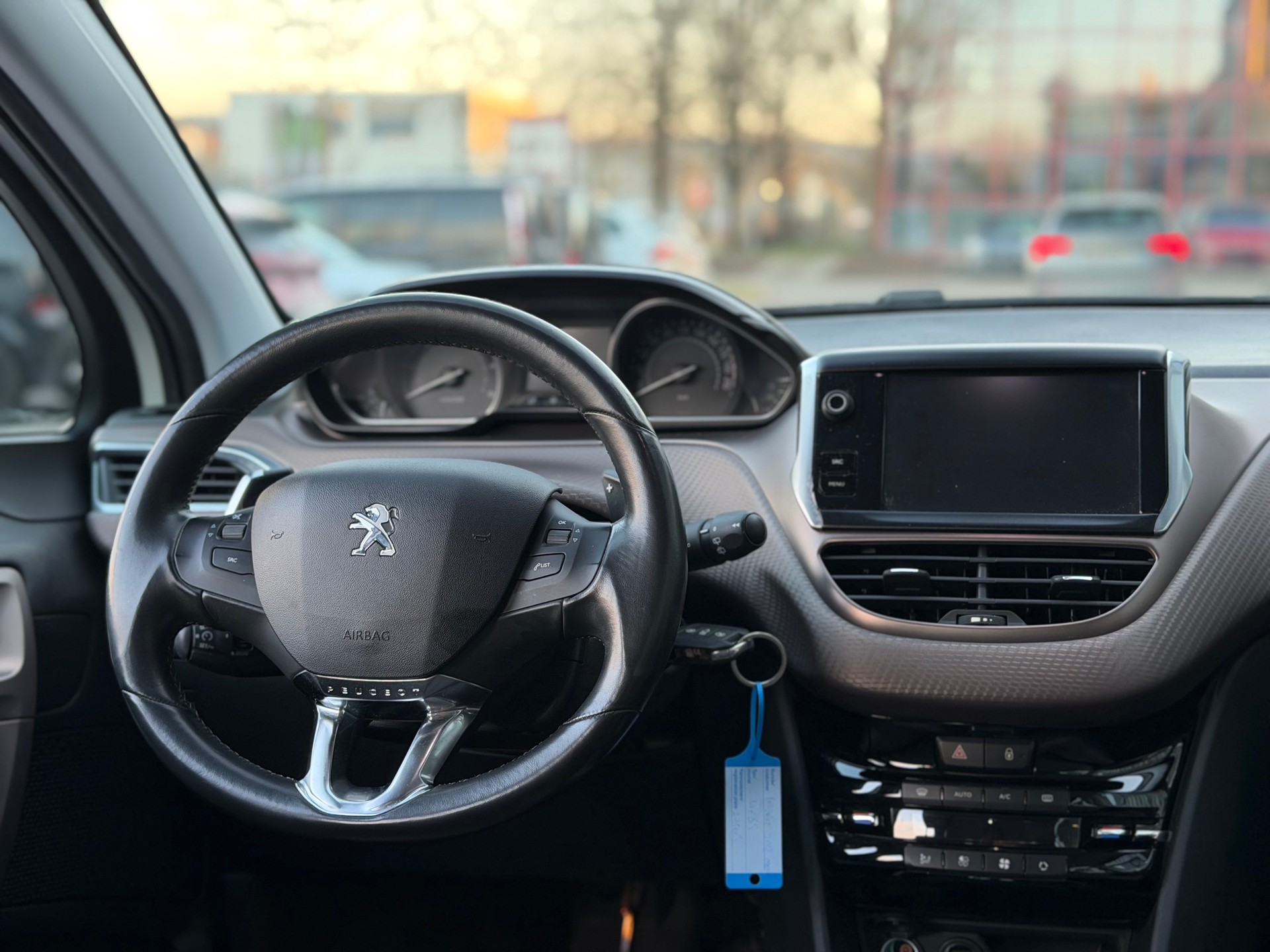 PEUGEOT 2008 1.6 e-HDi Allure EGS6-image-11