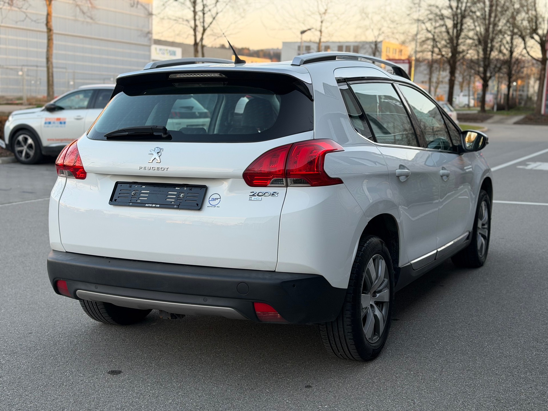 PEUGEOT 2008 1.6 e-HDi Allure EGS6-image-4