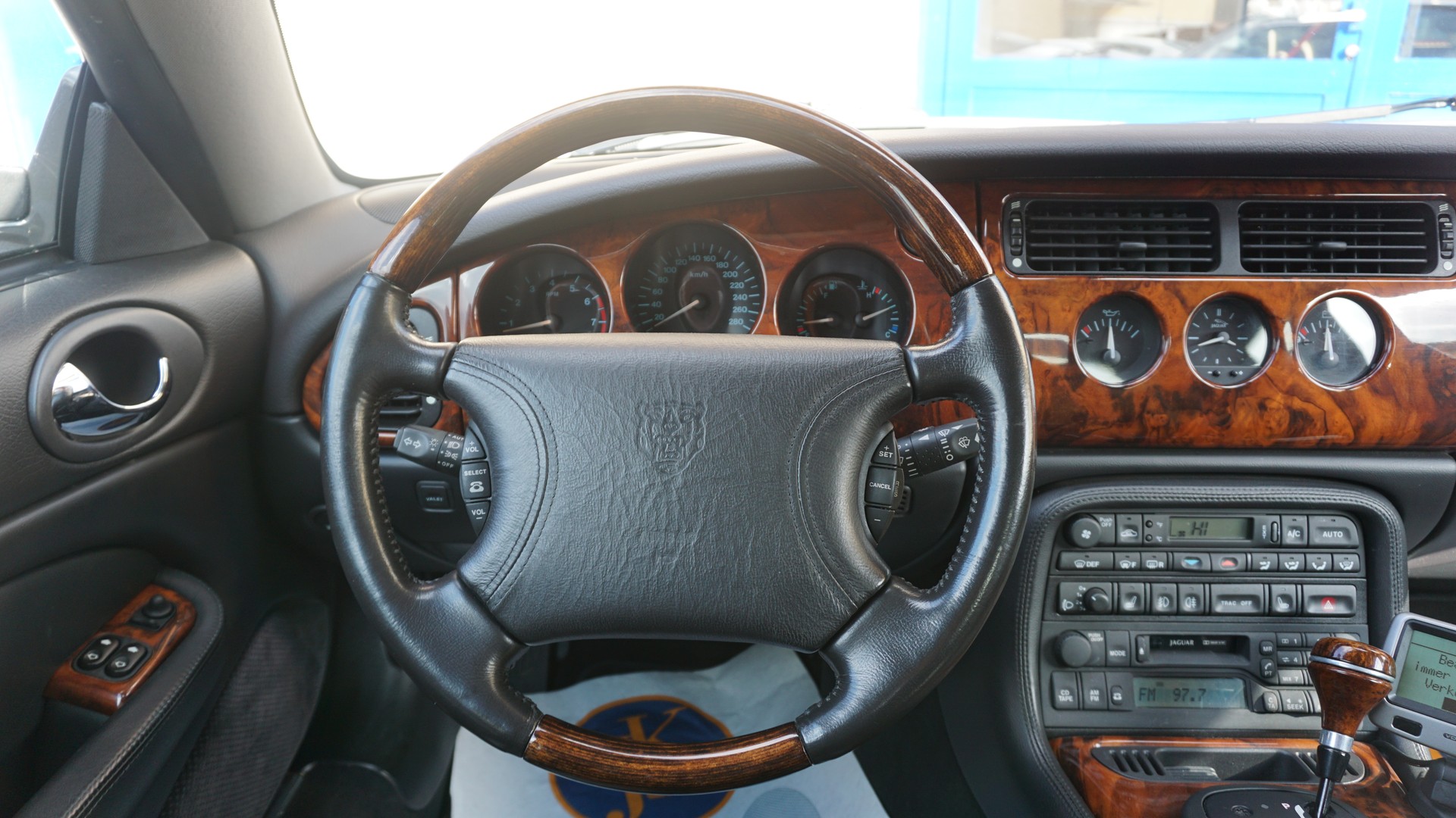 JAGUAR XKR S/C-image-11