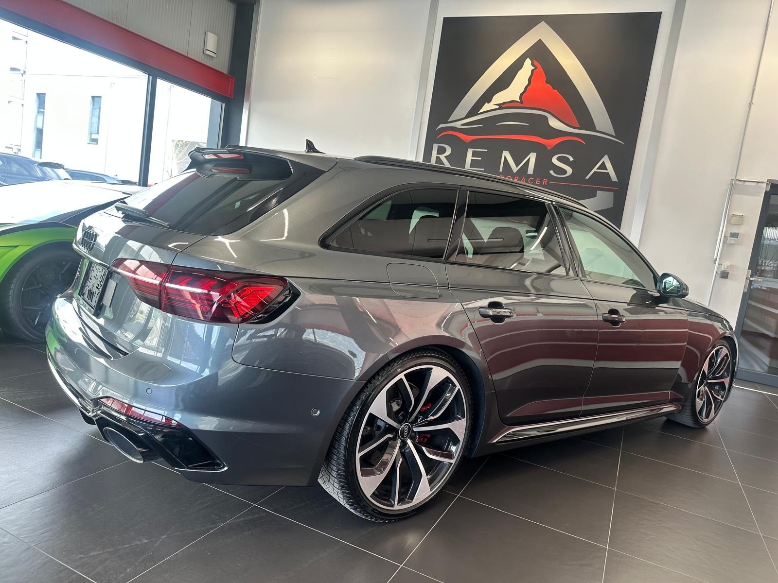 AUDI RS4 Avant quattro tiptronic-image-5