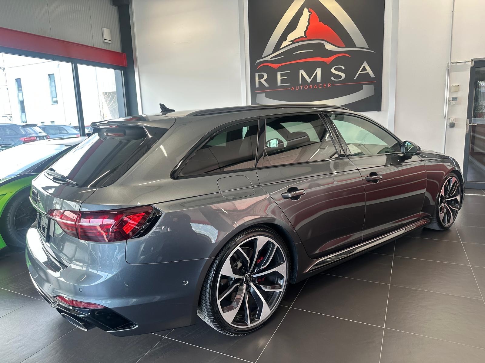 AUDI RS4 Avant quattro tiptronic-image-4