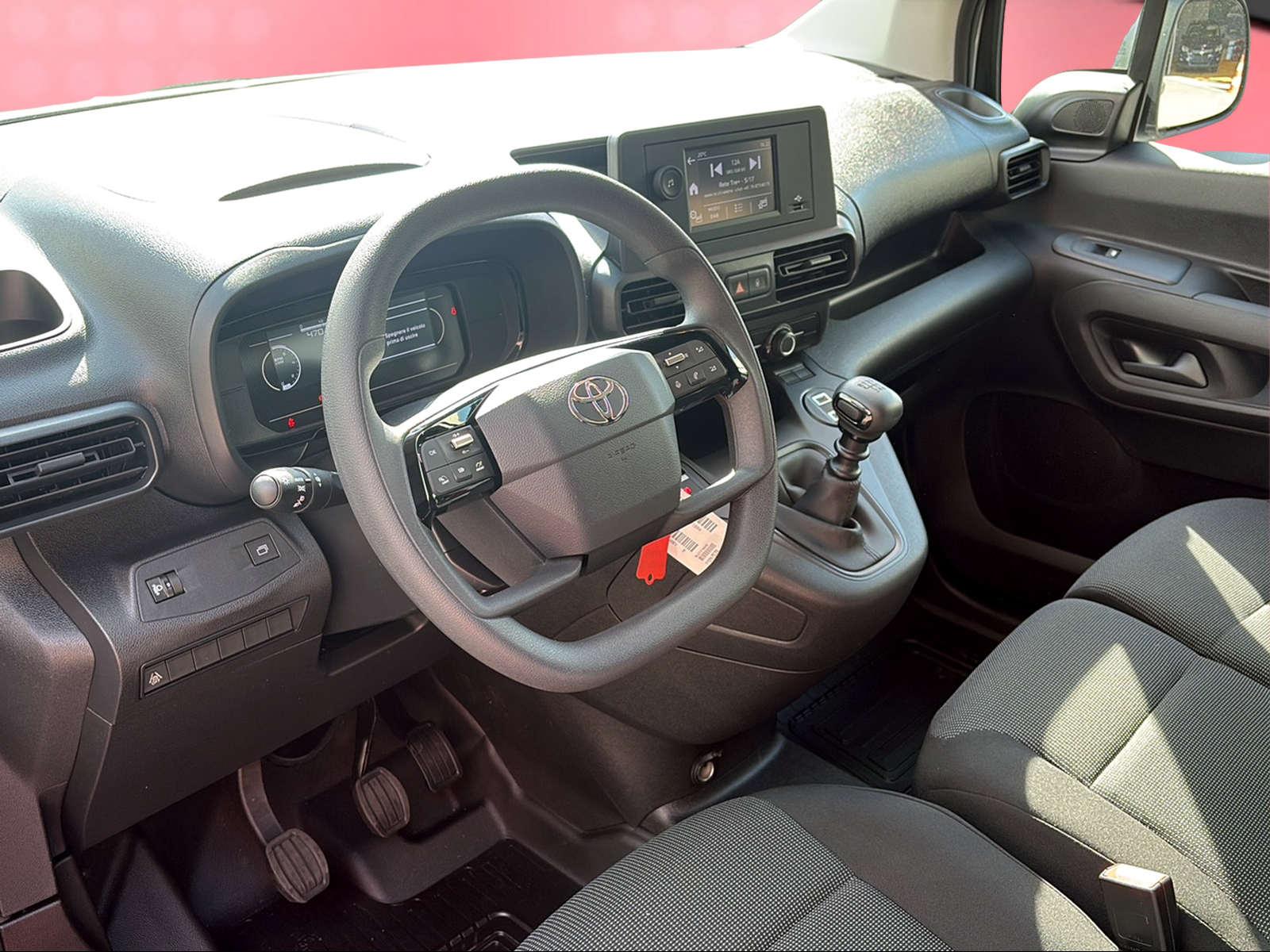 TOYOTA PROACE CITY Van L1 1.2 Active-image-4
