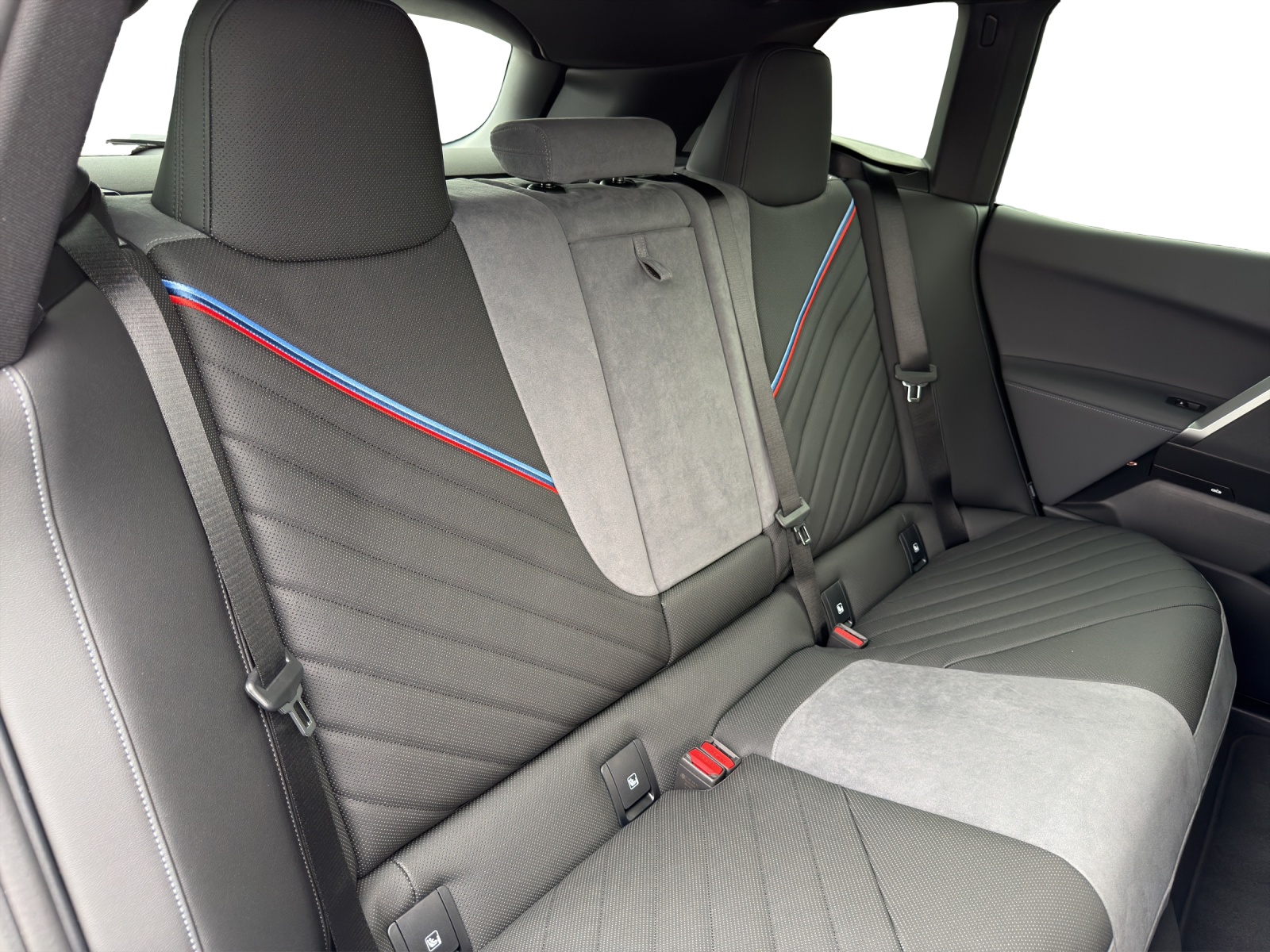 BMW iX xDrive60 M Sport Pro-image-18