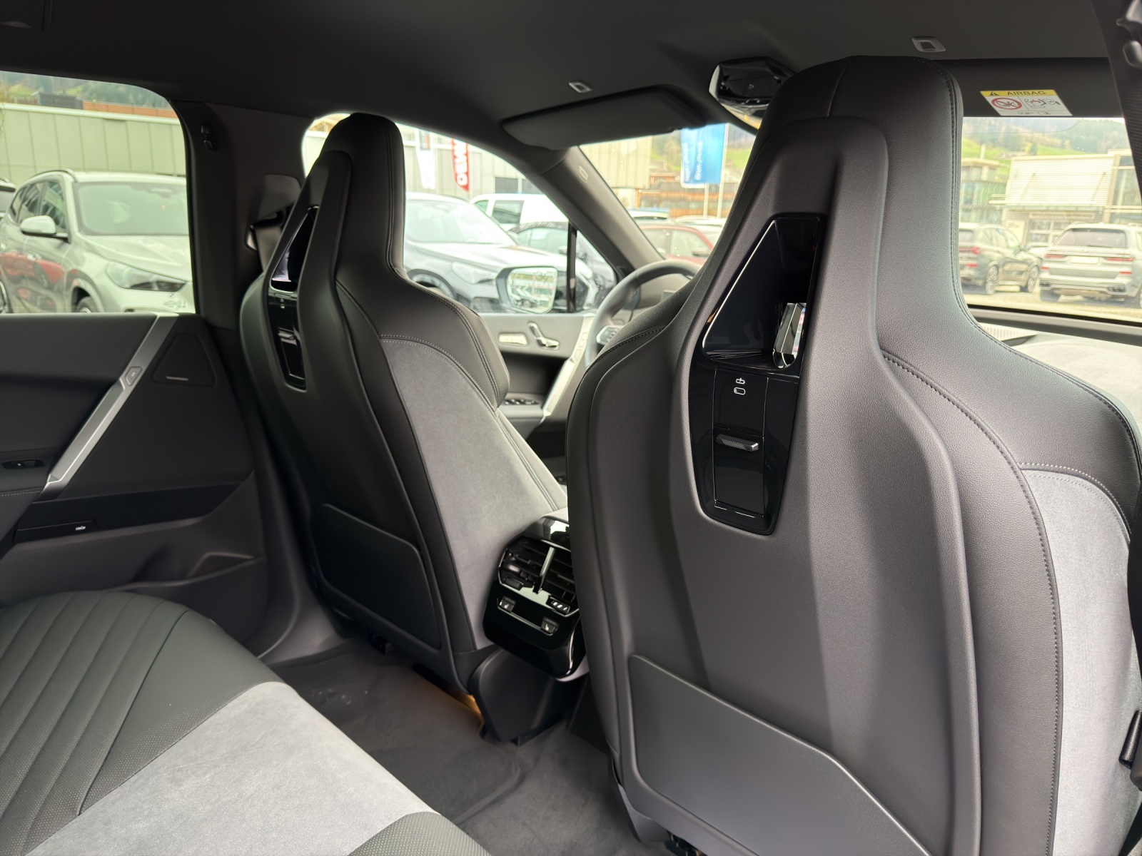 BMW iX xDrive60 M Sport Pro-image-17