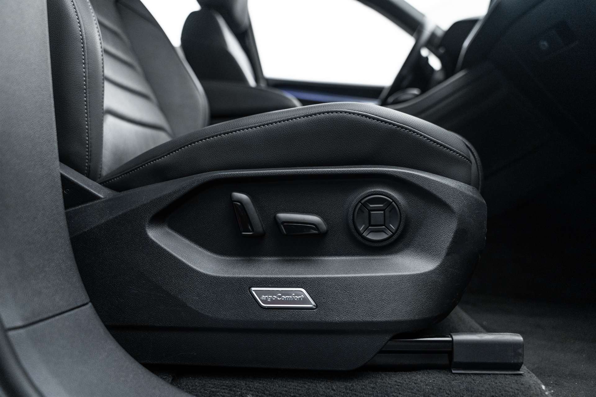 VW Touareg 3.0 TDI R Line Innovision 286PS-image-15