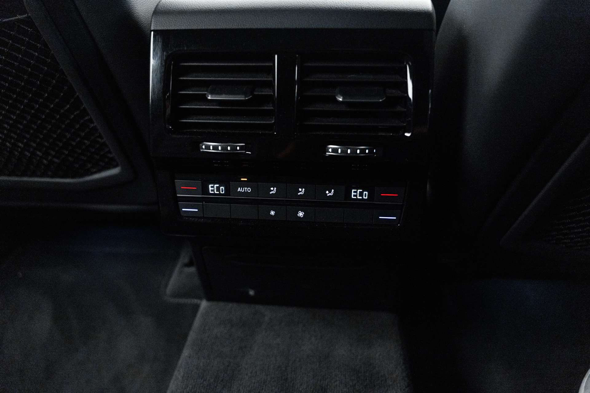 VW Touareg 3.0 TDI R Line Innovision 286PS-image-14