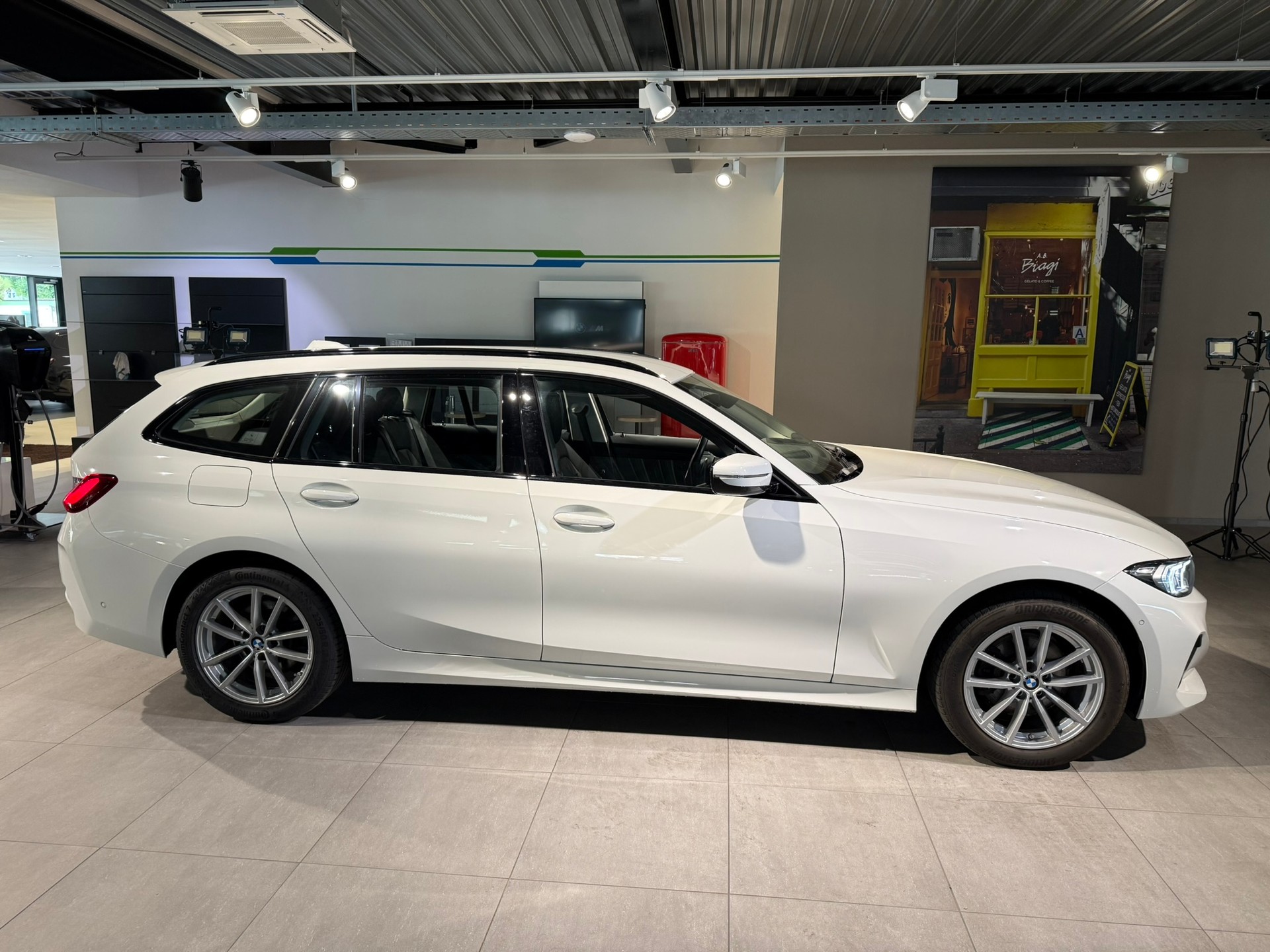 BMW 320d xDrive 48V Touring Steptronic-image-7
