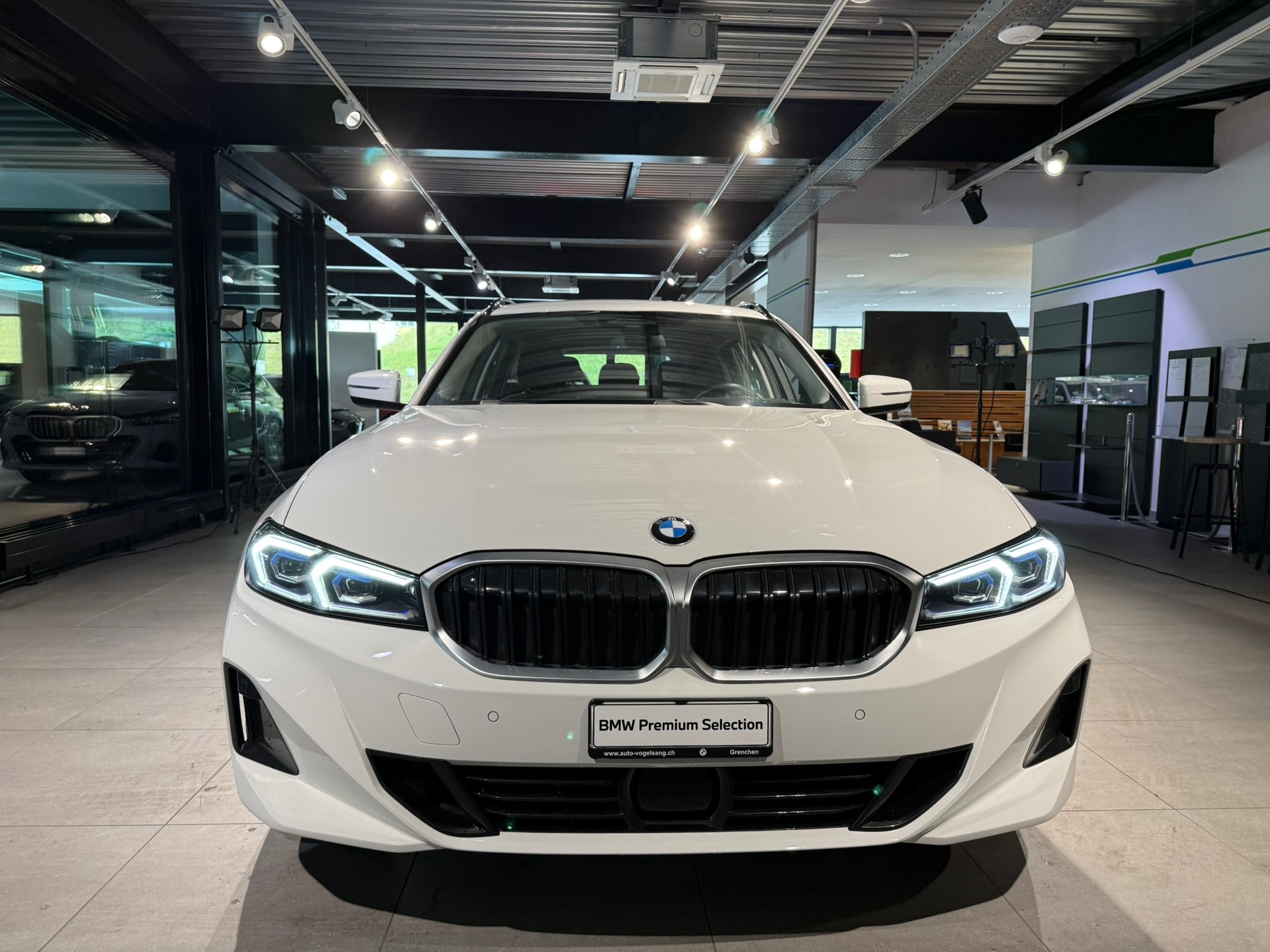BMW 320d xDrive 48V Touring Steptronic-showroom-element-1