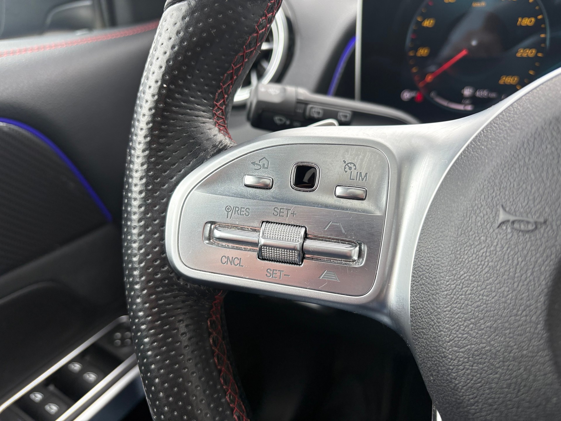 MERCEDES-BENZ GLB 250 4Matic AMG Line 8G-Tronic-image-18