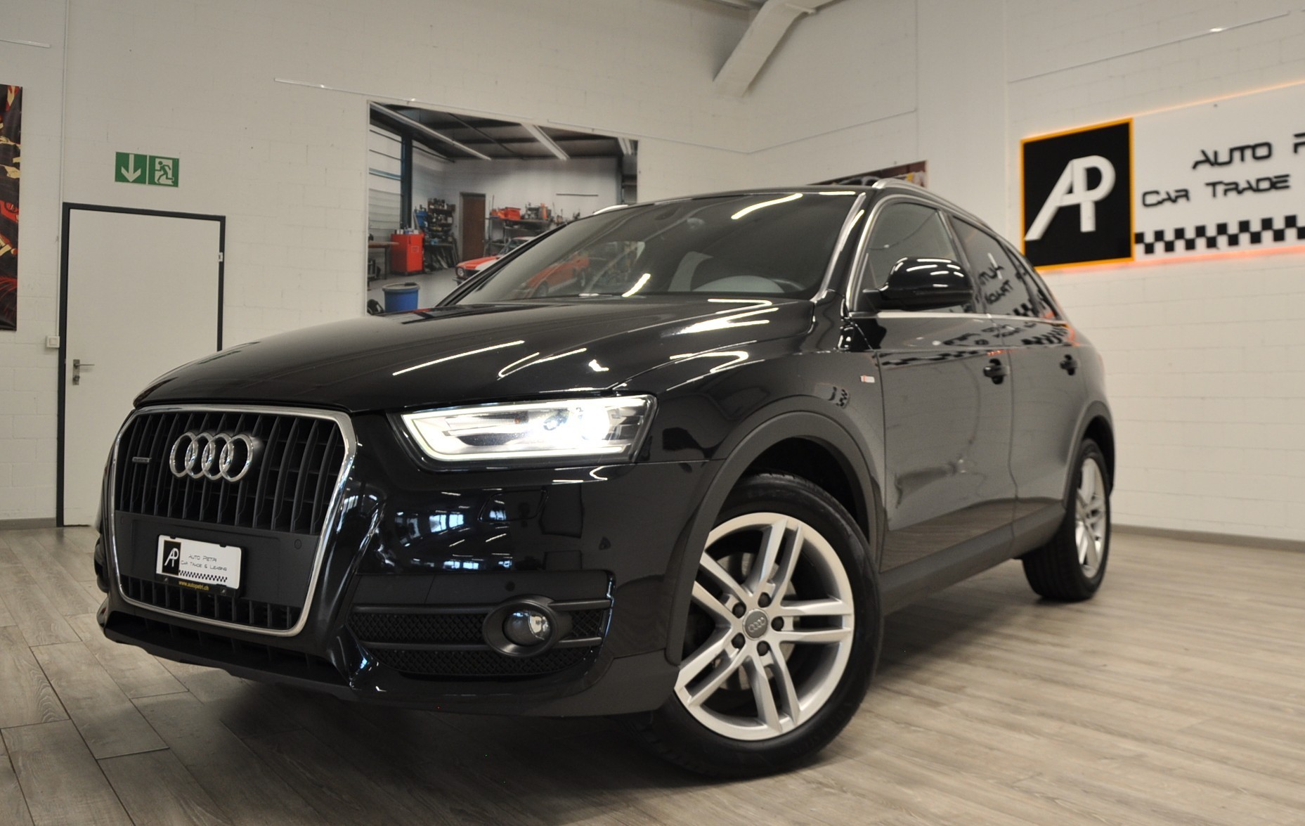 AUDI Q3 2.0 TDI quattro S-tronic-showroom-element-1
